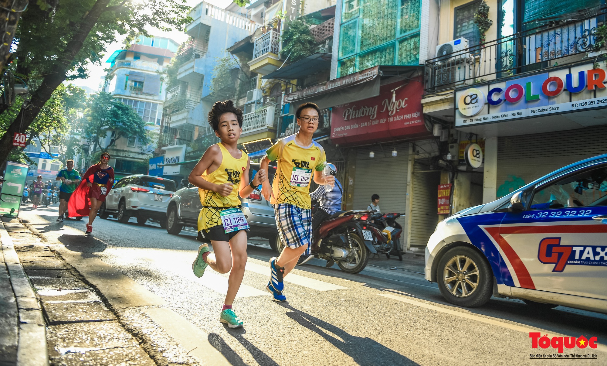 Hàng ngàn VĐV tham dự giải Marathon trong nắng mùa Thu Hà Nội - Ảnh 17.