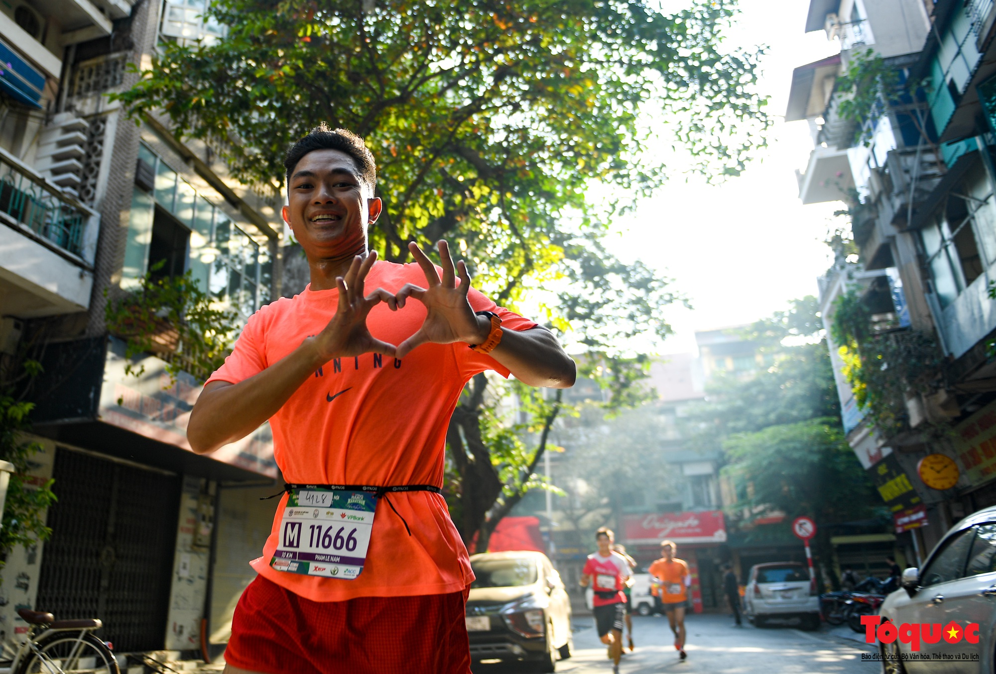 Hàng ngàn VĐV tham dự giải Marathon trong nắng mùa Thu Hà Nội - Ảnh 11.