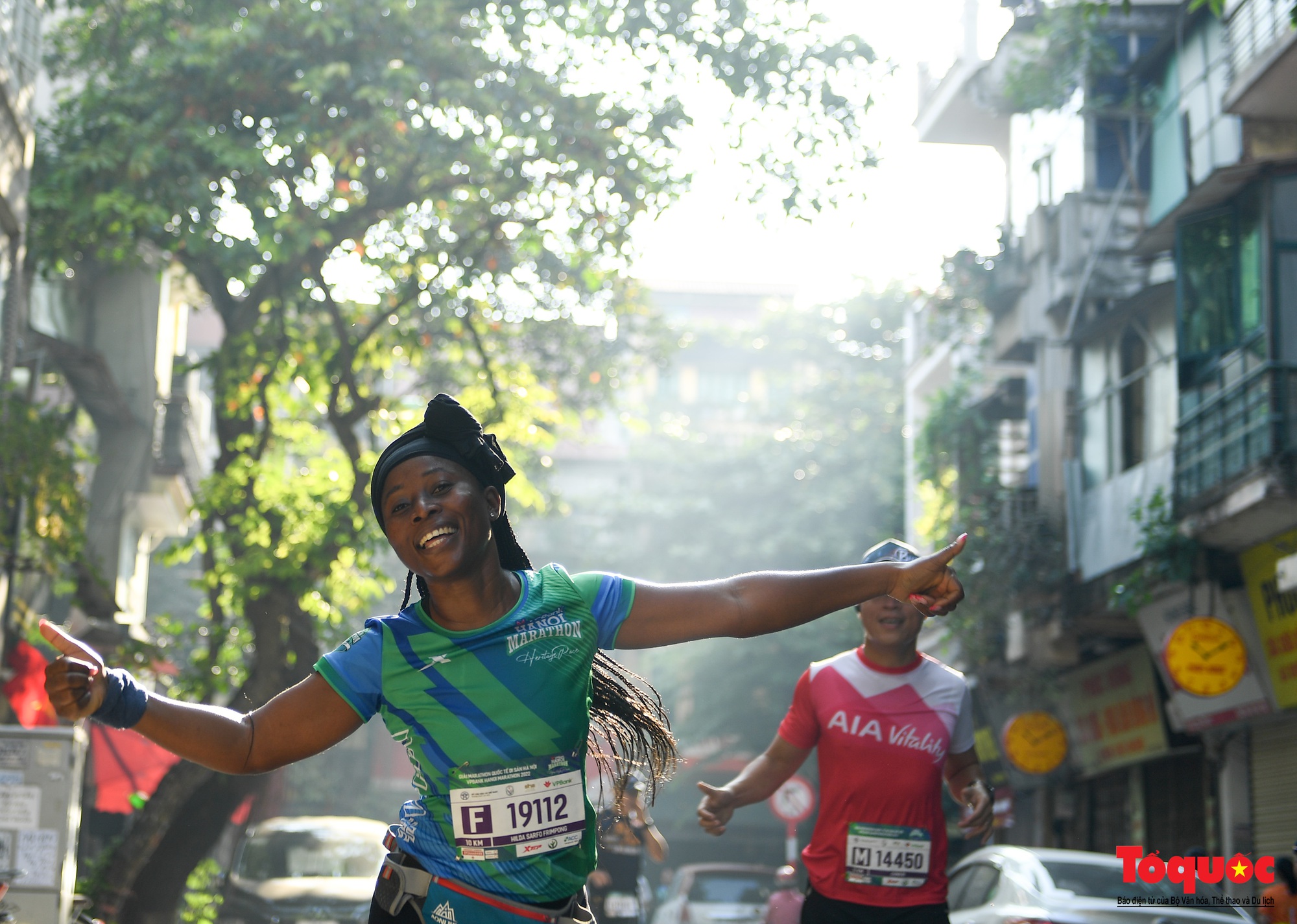 Hàng ngàn VĐV tham dự giải Marathon trong nắng mùa Thu Hà Nội - Ảnh 10.