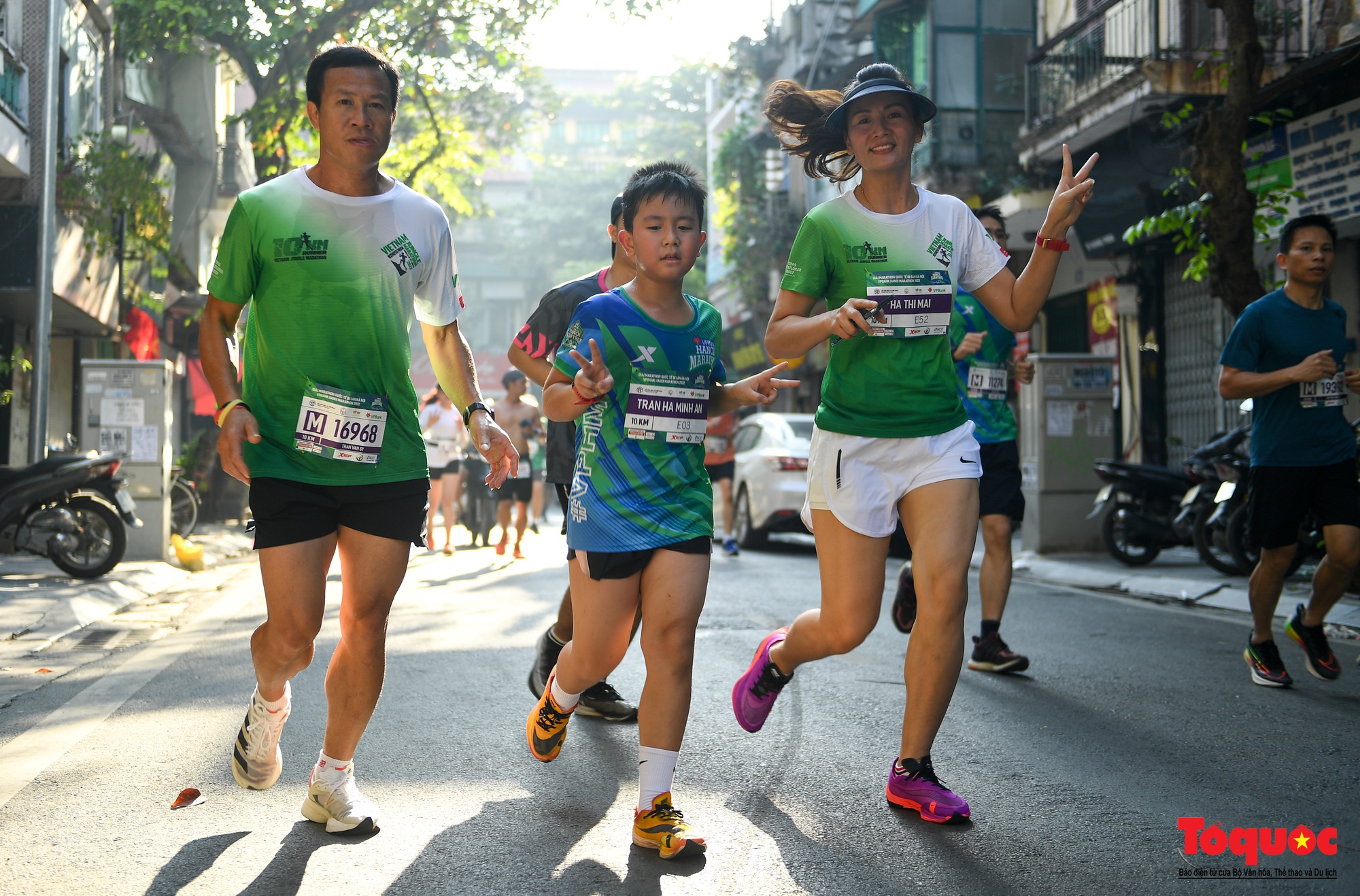 Hàng ngàn VĐV tham dự giải Marathon trong nắng mùa Thu Hà Nội - Ảnh 21.