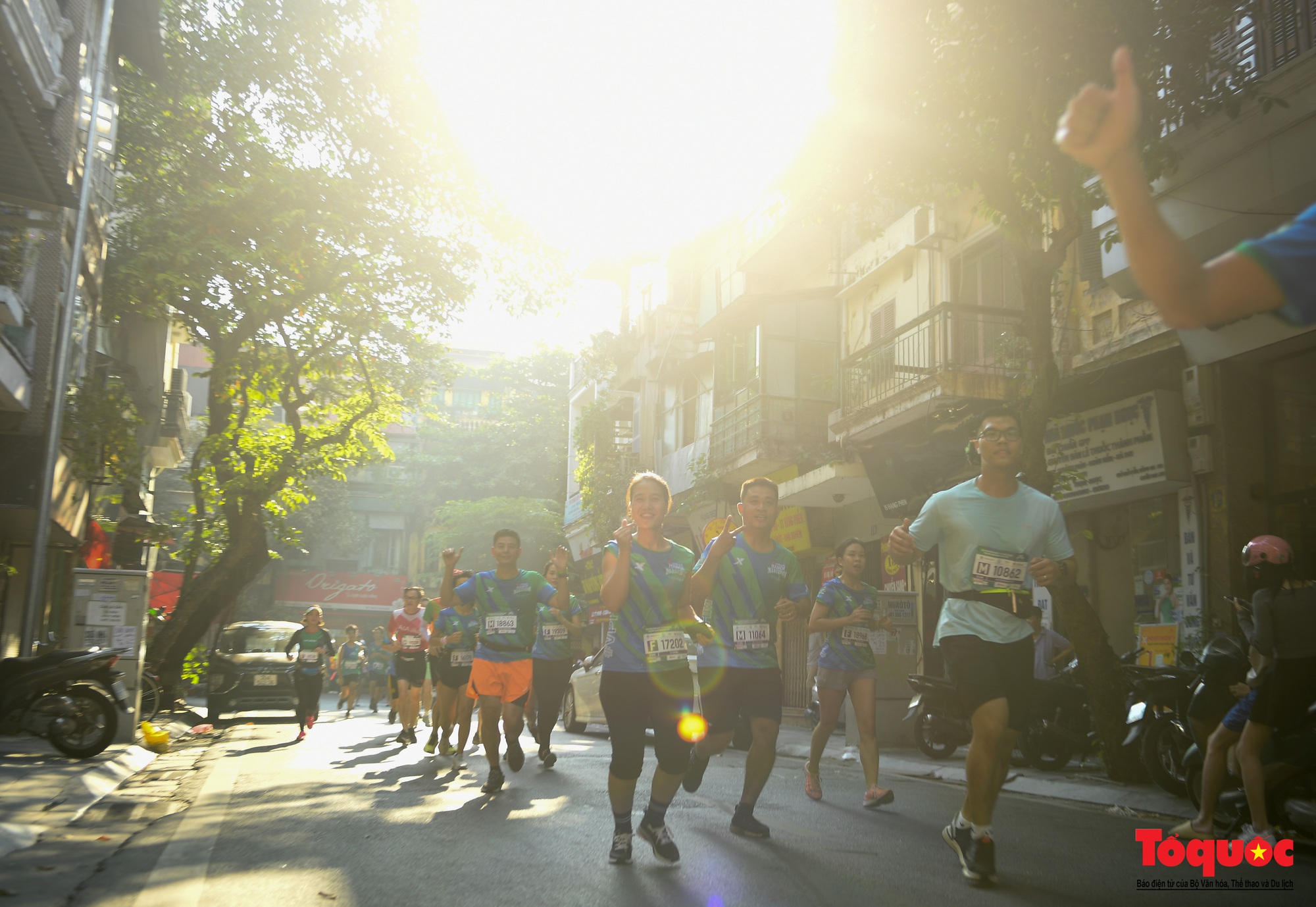 Hàng ngàn VĐV tham dự giải Marathon trong nắng mùa Thu Hà Nội - Ảnh 9.