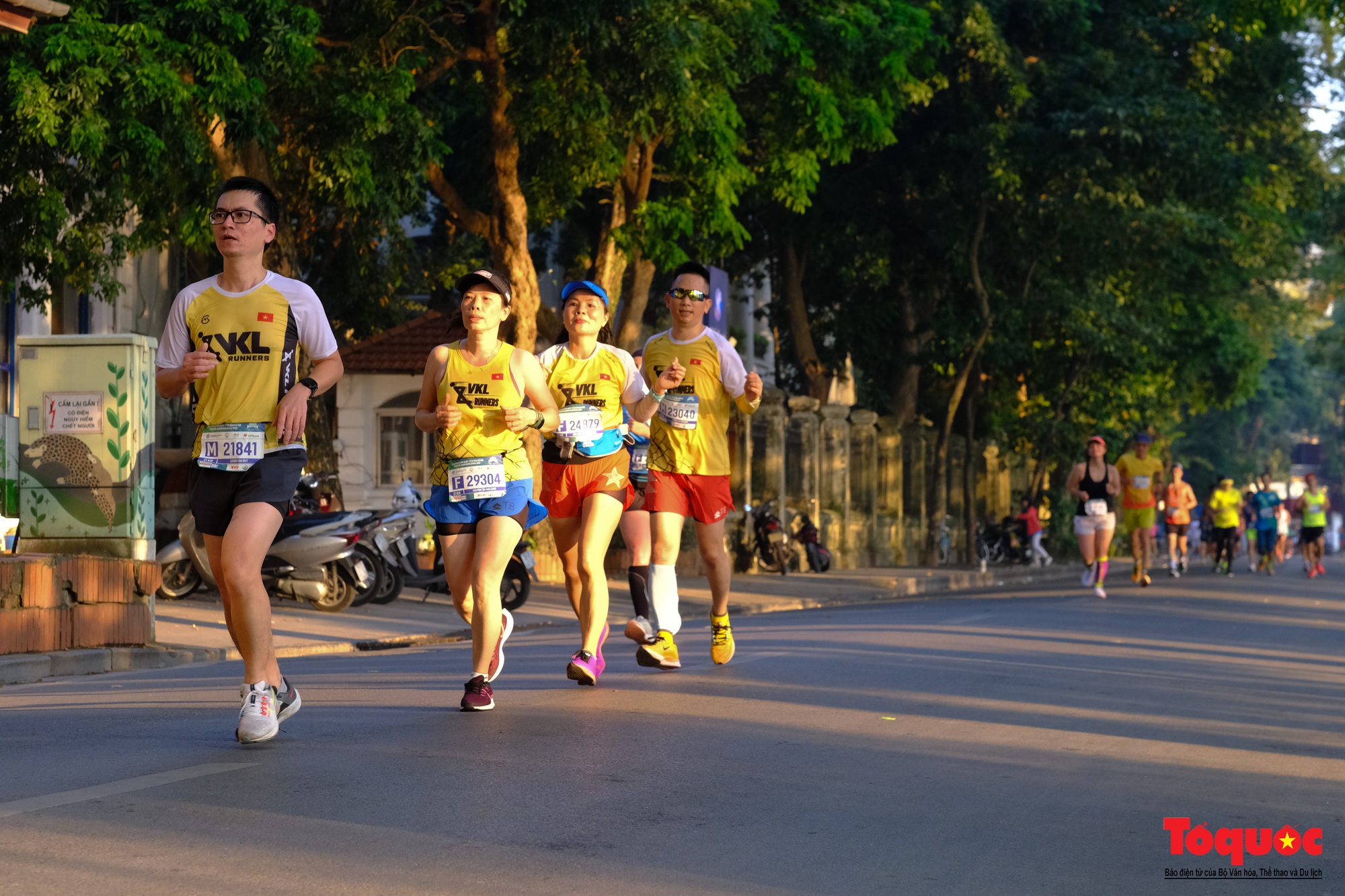 Hàng ngàn VĐV tham dự giải Marathon trong nắng mùa Thu Hà Nội - Ảnh 6.