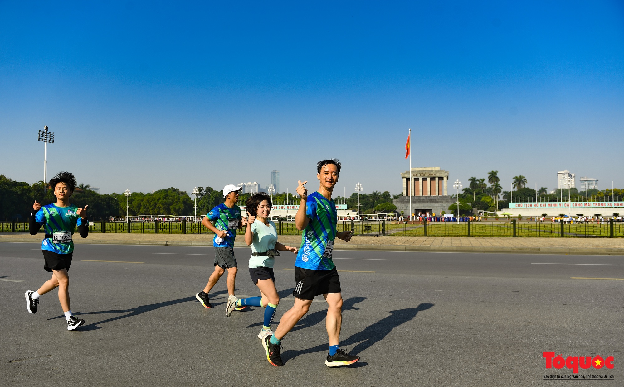 Hàng ngàn VĐV tham dự giải Marathon trong nắng mùa Thu Hà Nội - Ảnh 14.