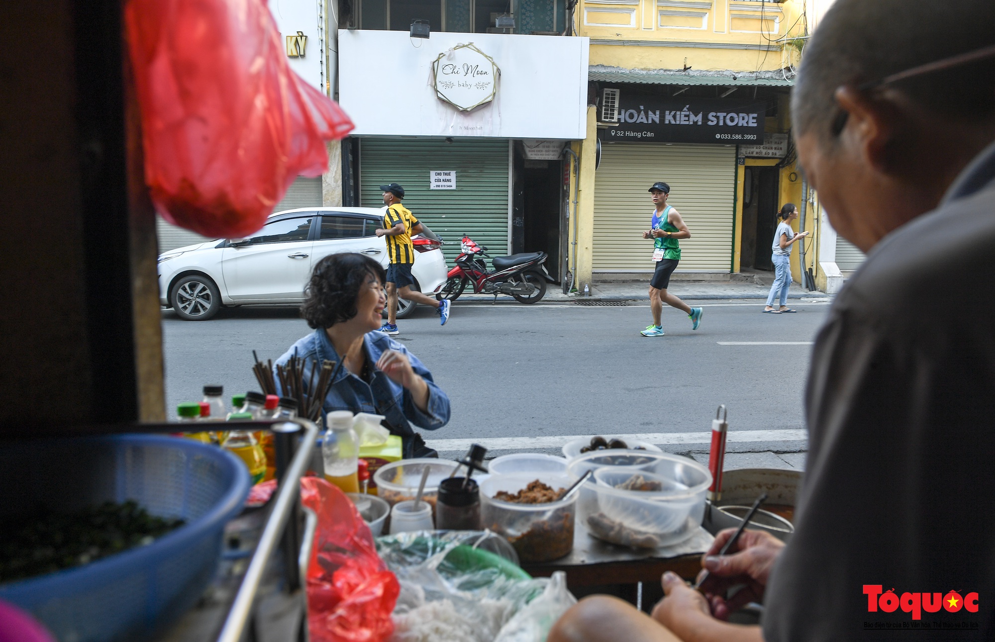 Hàng ngàn VĐV tham dự giải Marathon trong nắng mùa Thu Hà Nội - Ảnh 25.