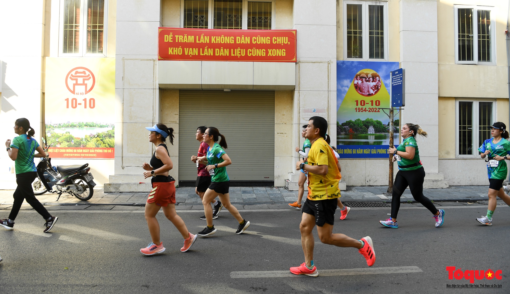 Hàng ngàn VĐV tham dự giải Marathon trong nắng mùa Thu Hà Nội - Ảnh 24.