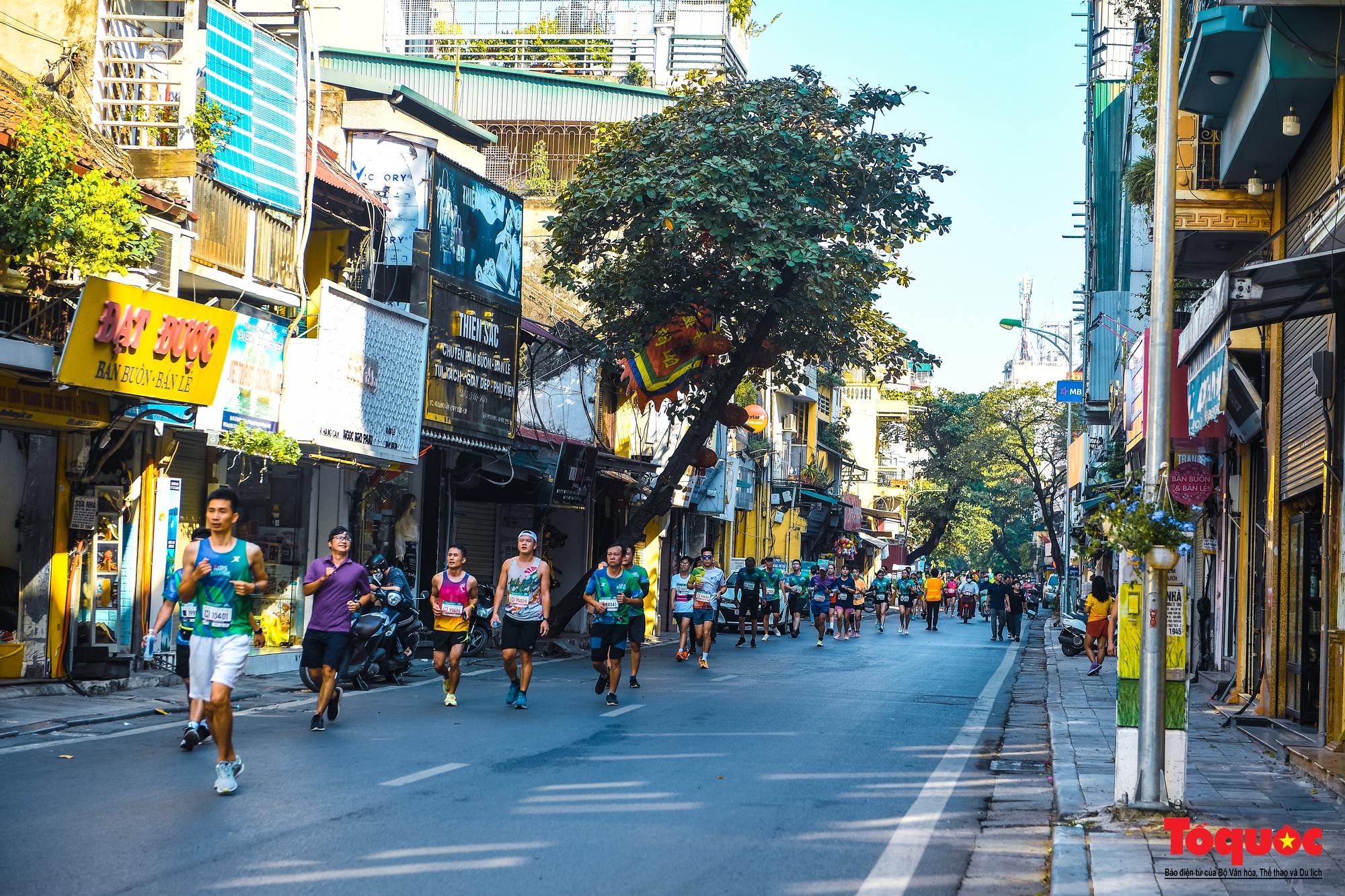 Hàng ngàn VĐV tham dự giải Marathon trong nắng mùa Thu Hà Nội - Ảnh 19.