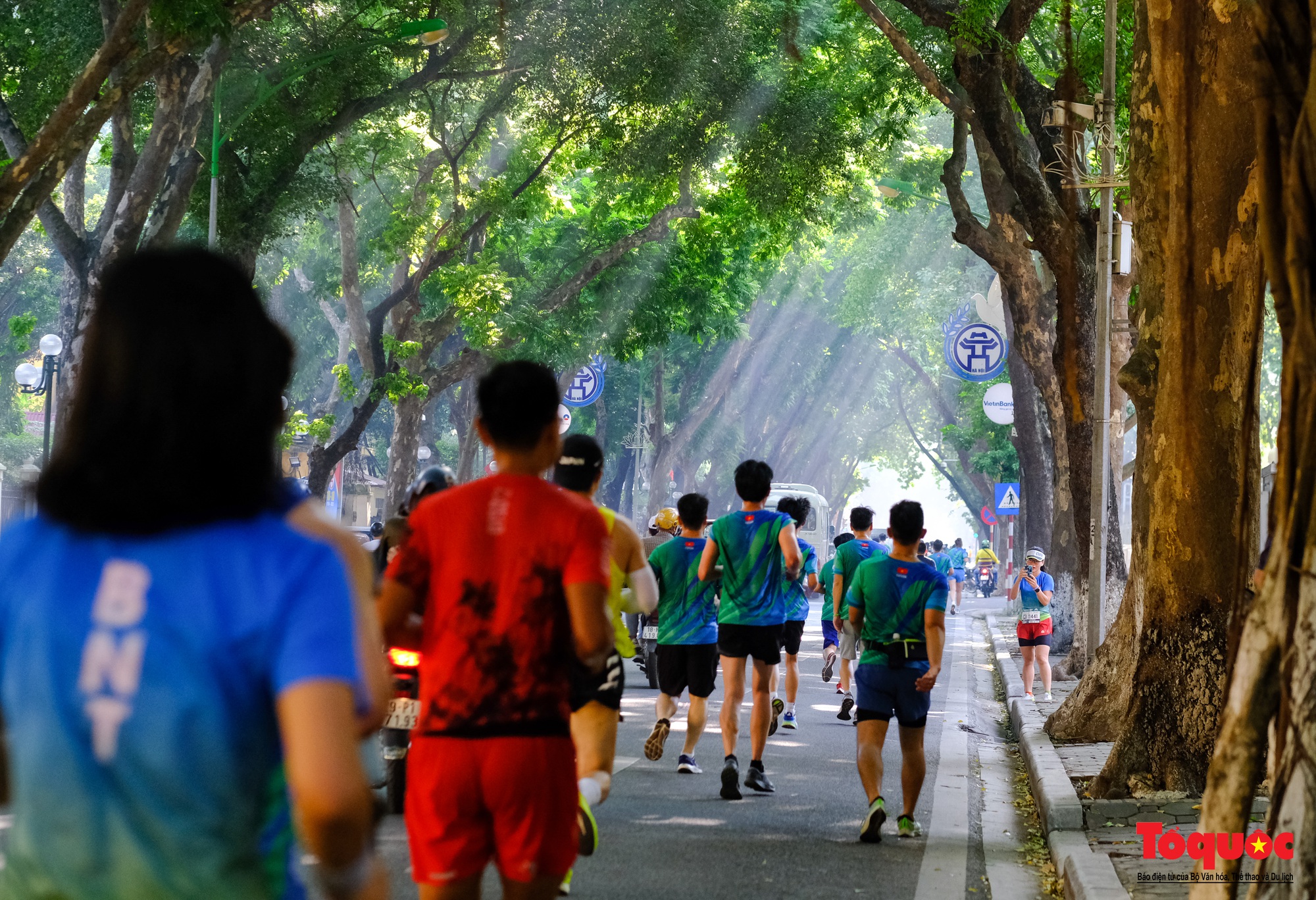 Hàng ngàn VĐV tham dự giải Marathon trong nắng mùa Thu Hà Nội - Ảnh 16.