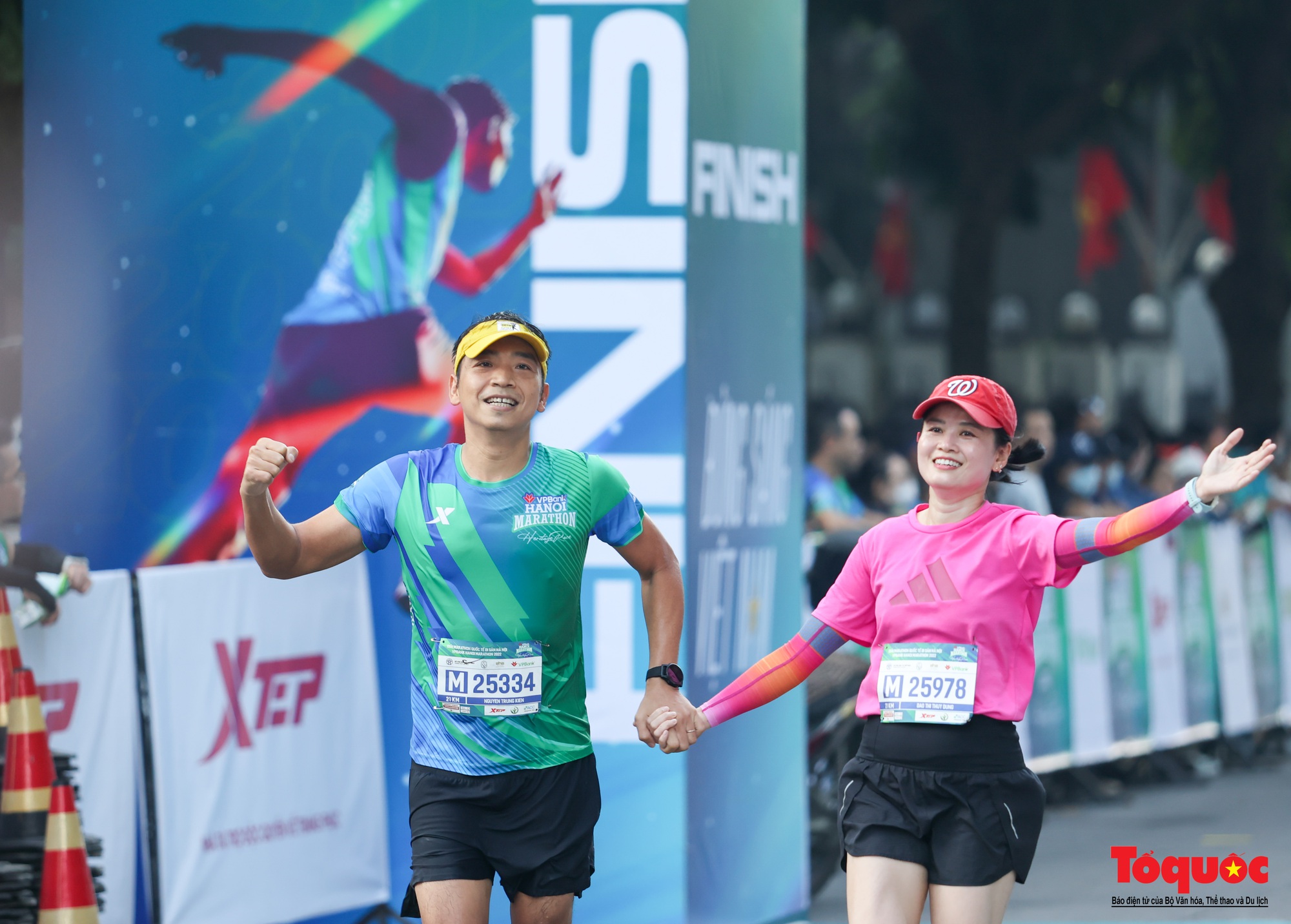 Hàng ngàn VĐV tham dự giải Marathon trong nắng mùa Thu Hà Nội - Ảnh 32.