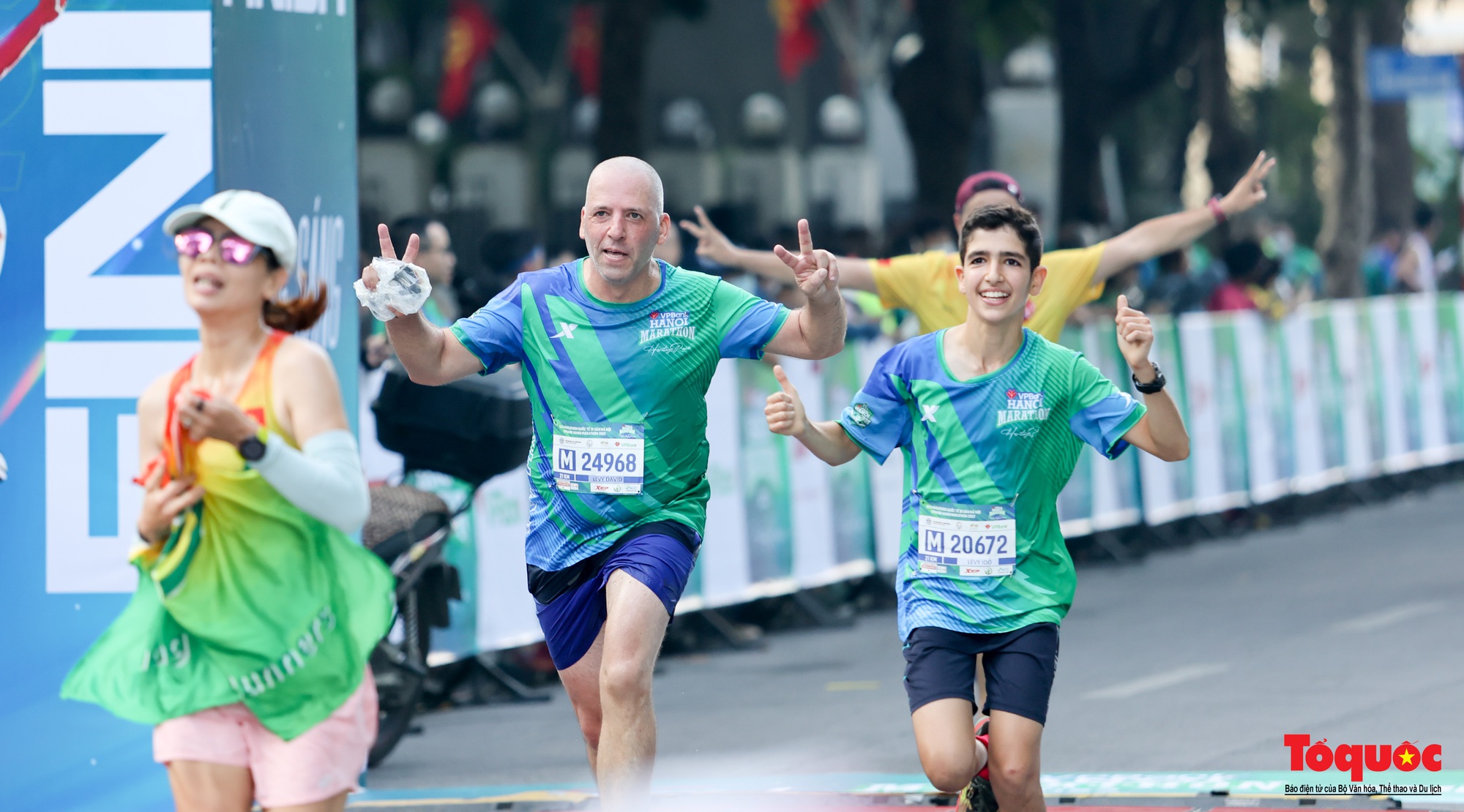 Hàng ngàn VĐV tham dự giải Marathon trong nắng mùa Thu Hà Nội - Ảnh 31.
