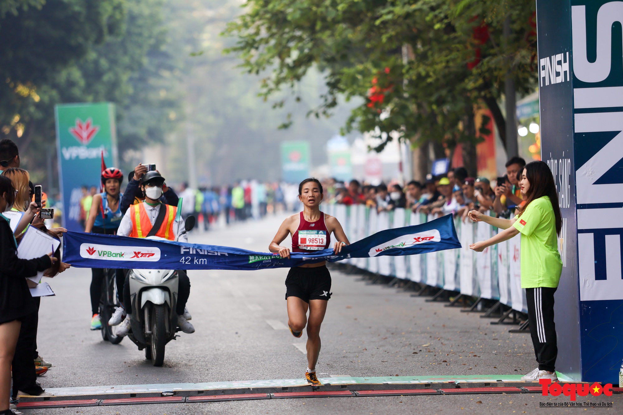 Hàng ngàn VĐV tham dự giải Marathon trong nắng mùa Thu Hà Nội - Ảnh 26.