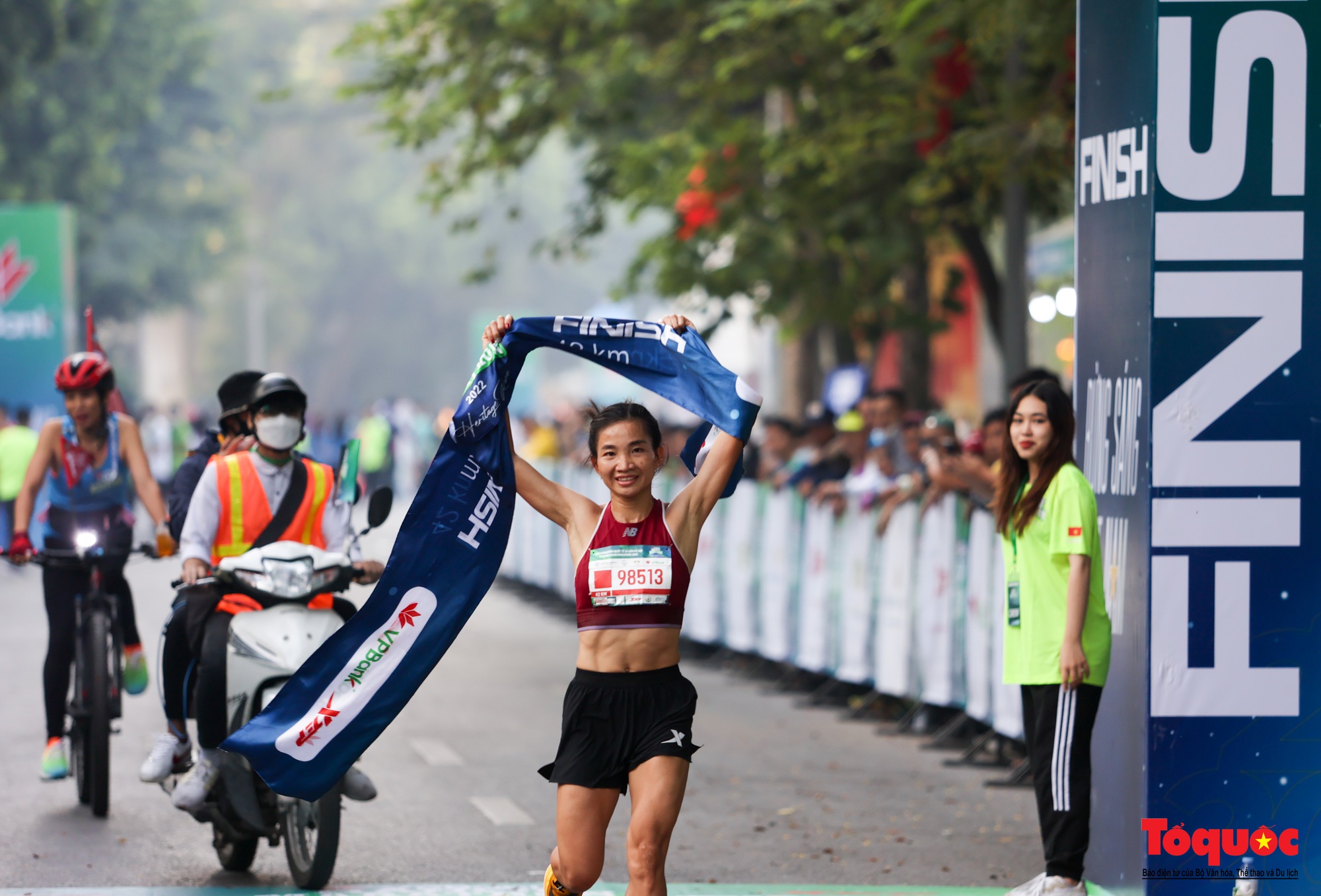 Hàng ngàn VĐV tham dự giải Marathon trong nắng mùa Thu Hà Nội - Ảnh 27.
