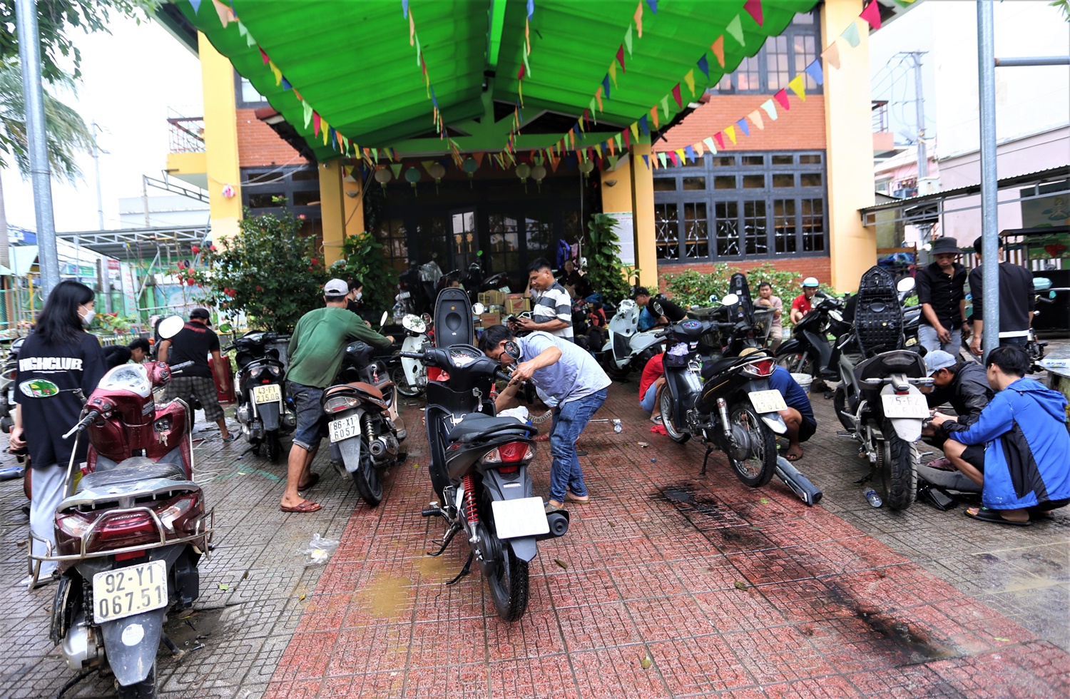 Người Quảng Nam rủ nhau ra Đà Nẵng sửa xe miễn phí cho Đà Nẵng sau mưa lũ lịch sử - Ảnh 5.