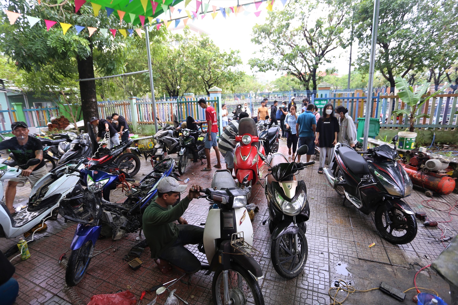 Người Quảng Nam rủ nhau ra Đà Nẵng sửa xe miễn phí cho Đà Nẵng sau mưa lũ lịch sử - Ảnh 3.