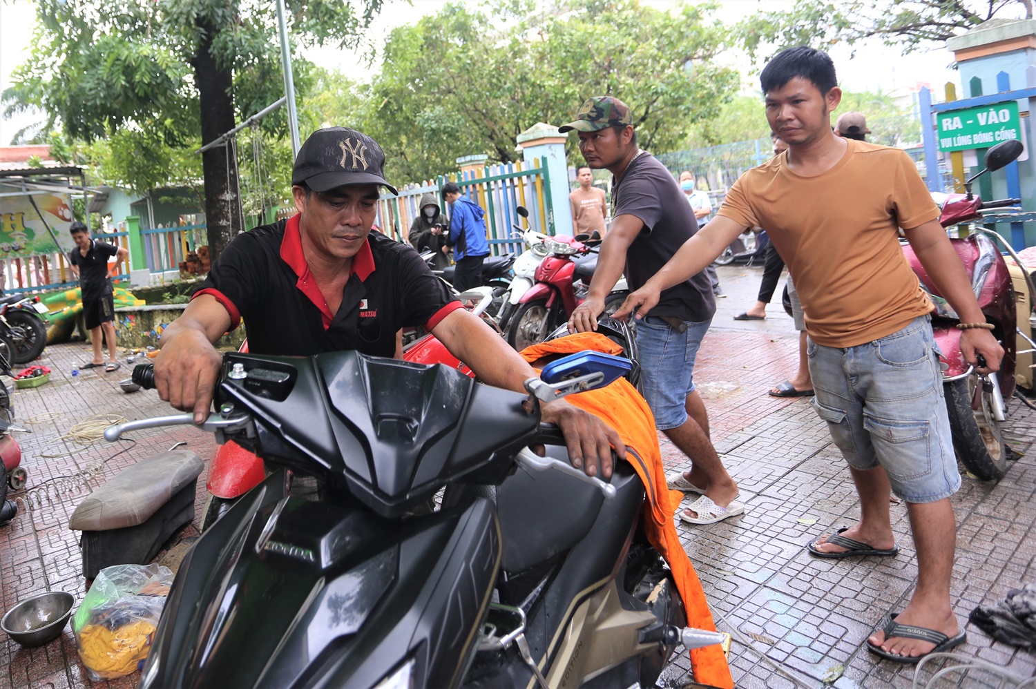 Người Quảng Nam rủ nhau ra Đà Nẵng sửa xe miễn phí cho Đà Nẵng sau mưa lũ lịch sử - Ảnh 4.