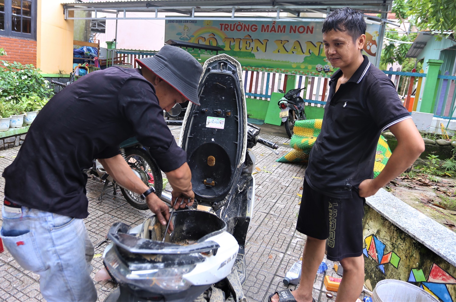 Người Quảng Nam rủ nhau ra Đà Nẵng sửa xe miễn phí cho Đà Nẵng sau mưa lũ lịch sử - Ảnh 7.