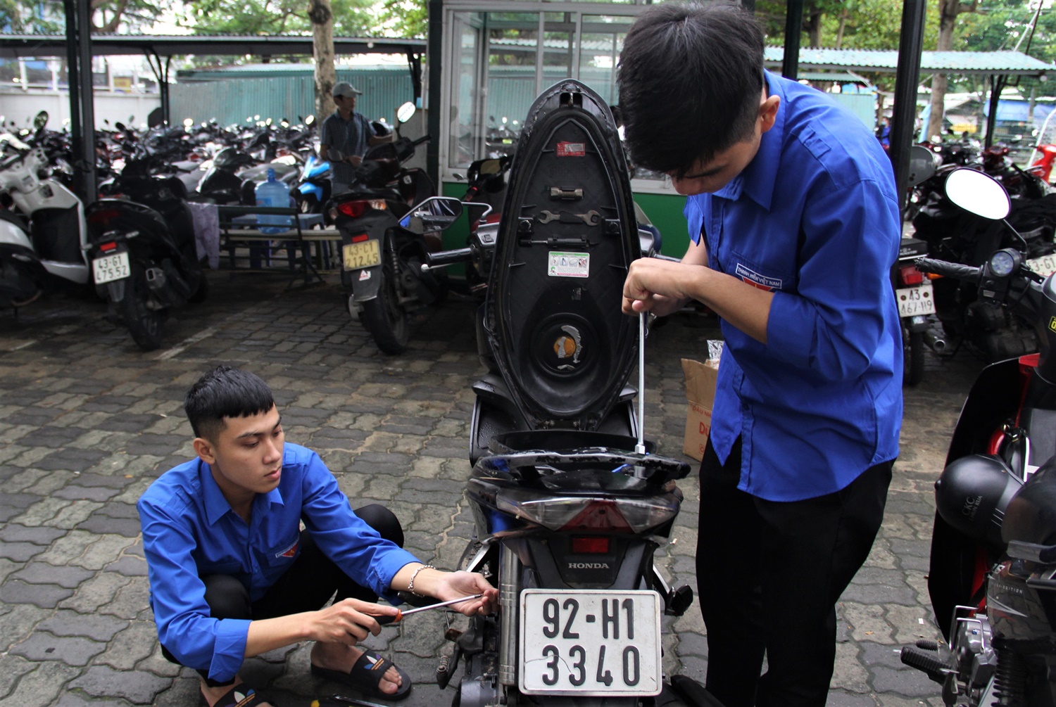 Người Quảng Nam rủ nhau ra Đà Nẵng sửa xe miễn phí cho Đà Nẵng sau mưa lũ lịch sử - Ảnh 20.