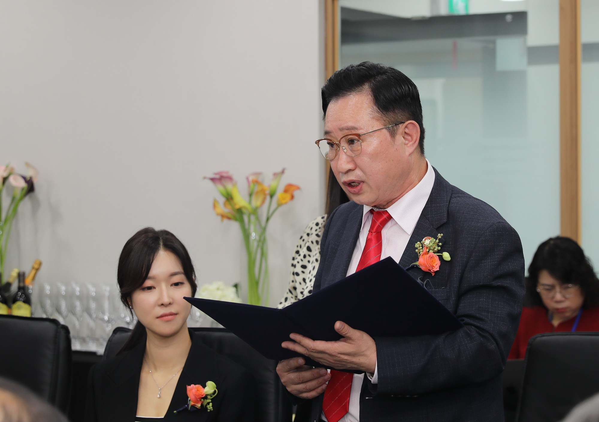 Bộ trưởng Nguyễn Văn Hùng thăm và làm việc tại Văn phòng đại diện xúc tiến Du lịch Việt Nam tại Hàn Quốc - Ảnh 2.