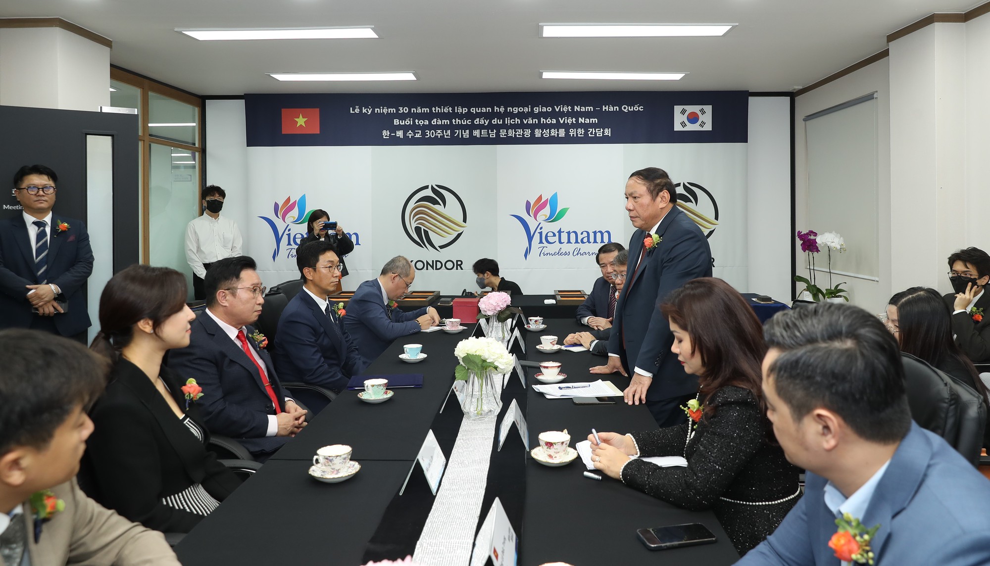 Bộ trưởng Nguyễn Văn Hùng thăm và làm việc tại Văn phòng đại diện xúc tiến Du lịch Việt Nam tại Hàn Quốc - Ảnh 1.