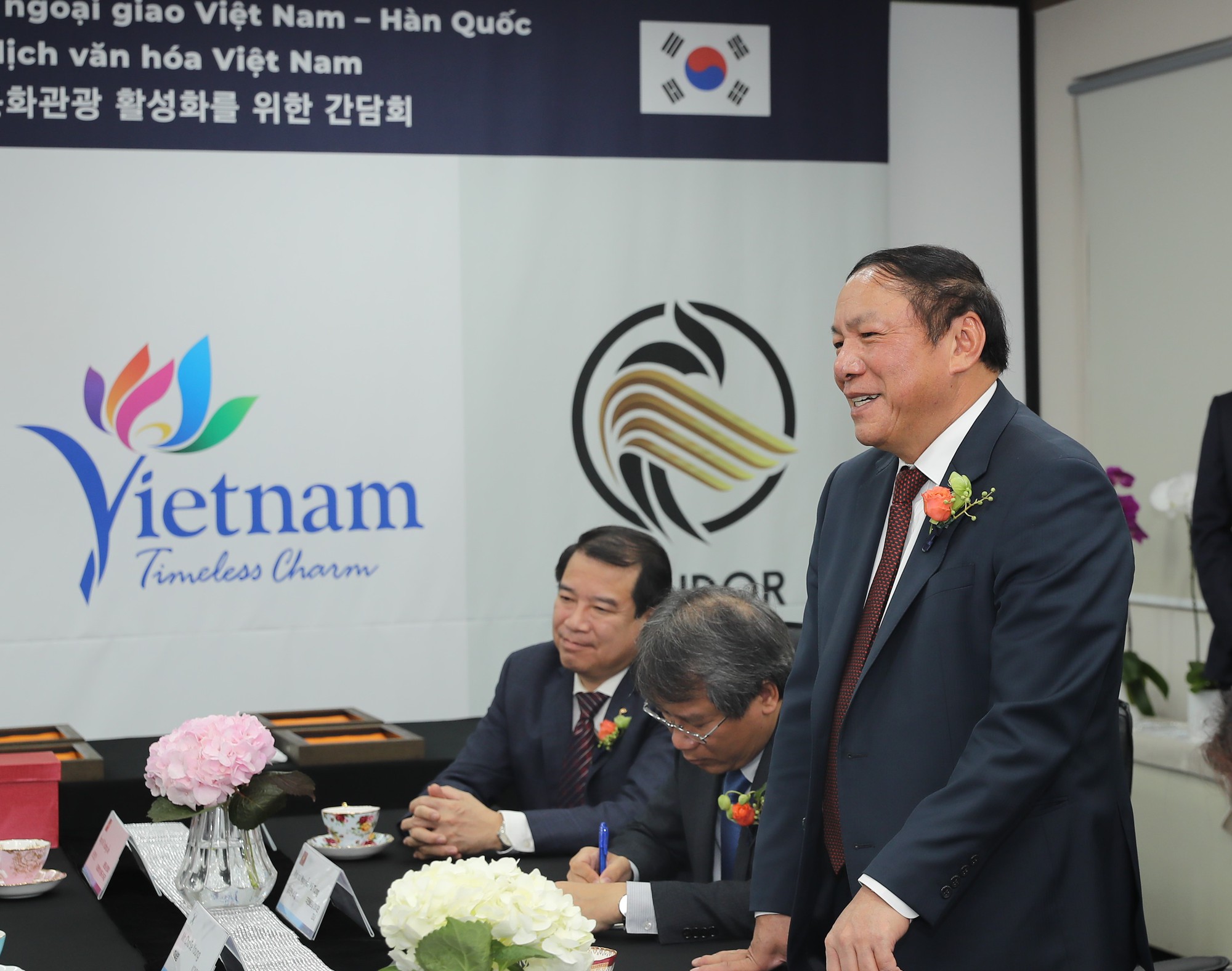 Bộ trưởng Nguyễn Văn Hùng thăm và làm việc tại Văn phòng đại diện xúc tiến Du lịch Việt Nam tại Hàn Quốc - Ảnh 3.