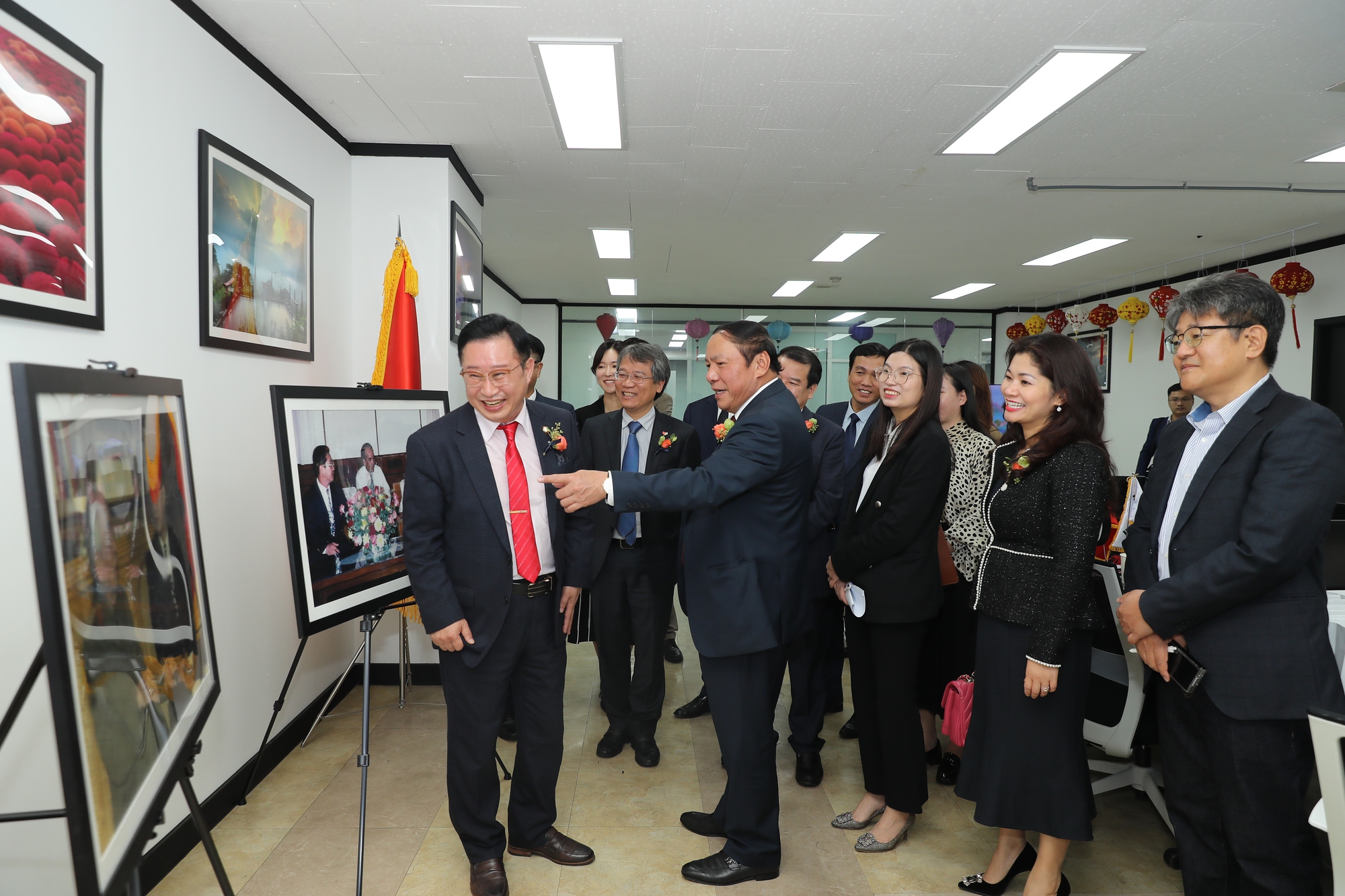 Bộ trưởng Nguyễn Văn Hùng thăm và làm việc tại Văn phòng đại diện xúc tiến Du lịch Việt Nam tại Hàn Quốc - Ảnh 6.