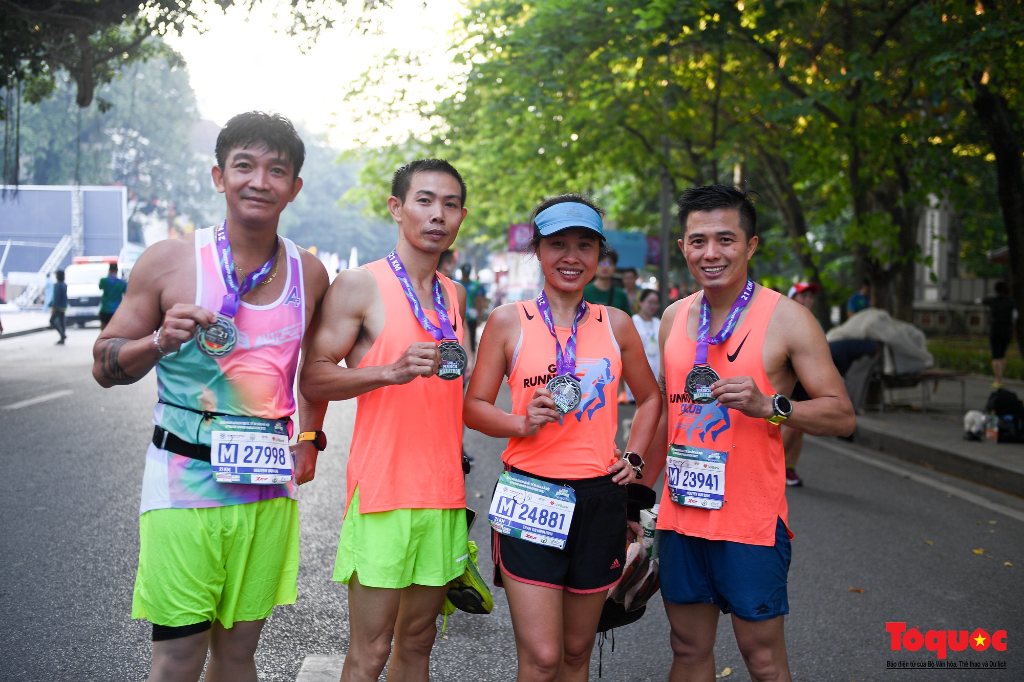Hàng ngàn VĐV tham dự giải Marathon trong nắng mùa Thu Hà Nội - Ảnh 34.