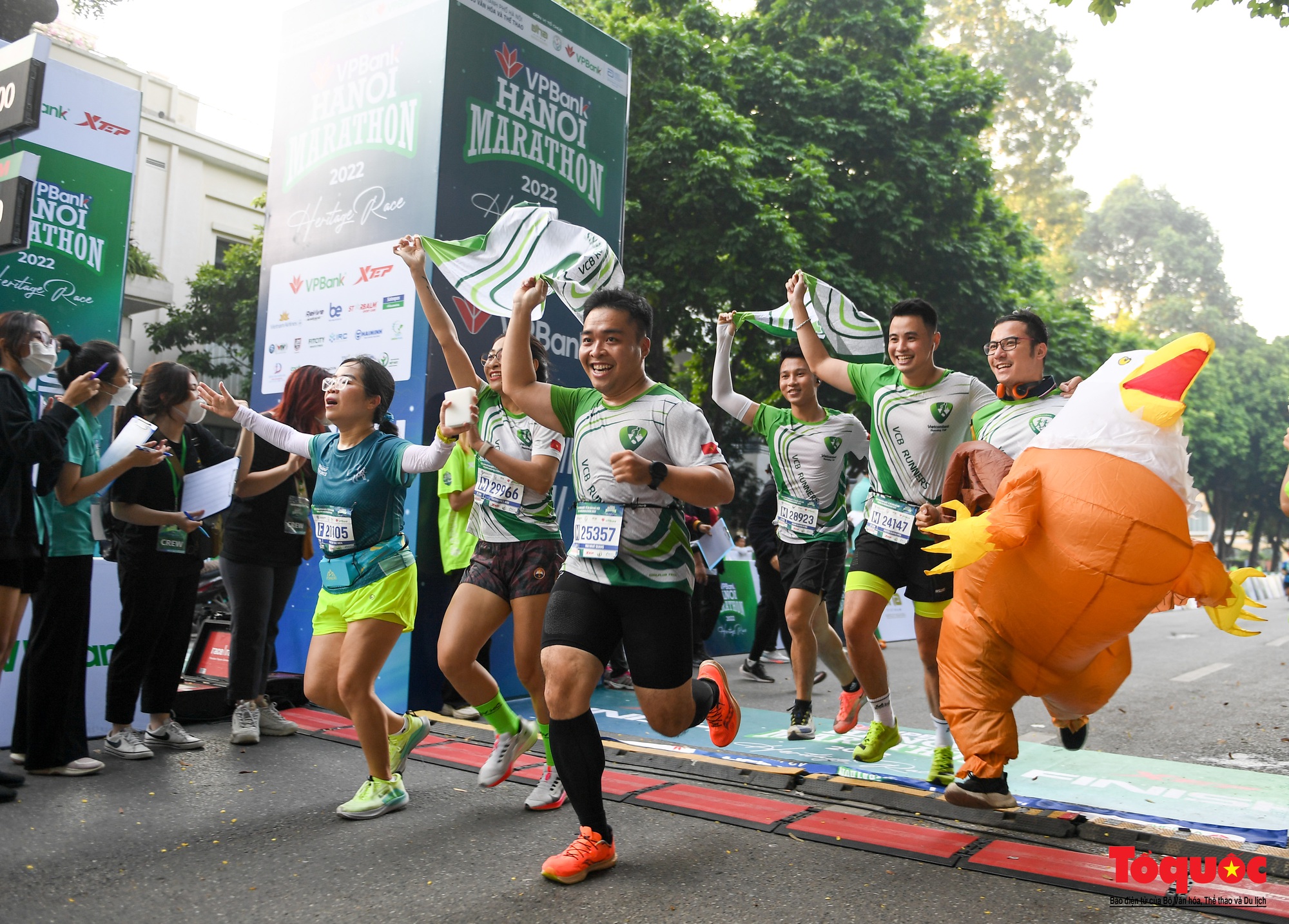 Hàng ngàn VĐV tham dự giải Marathon trong nắng mùa Thu Hà Nội - Ảnh 33.