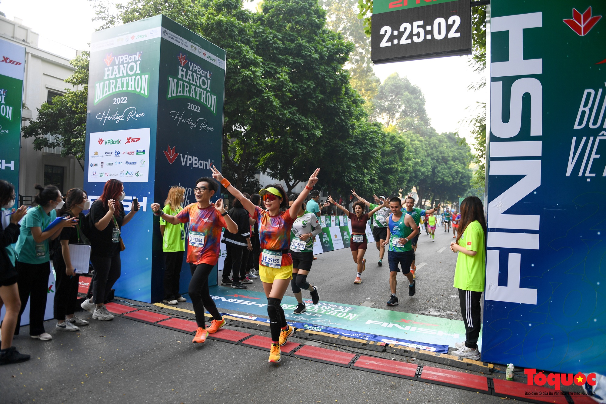 Hàng ngàn VĐV tham dự giải Marathon trong nắng mùa Thu Hà Nội - Ảnh 30.
