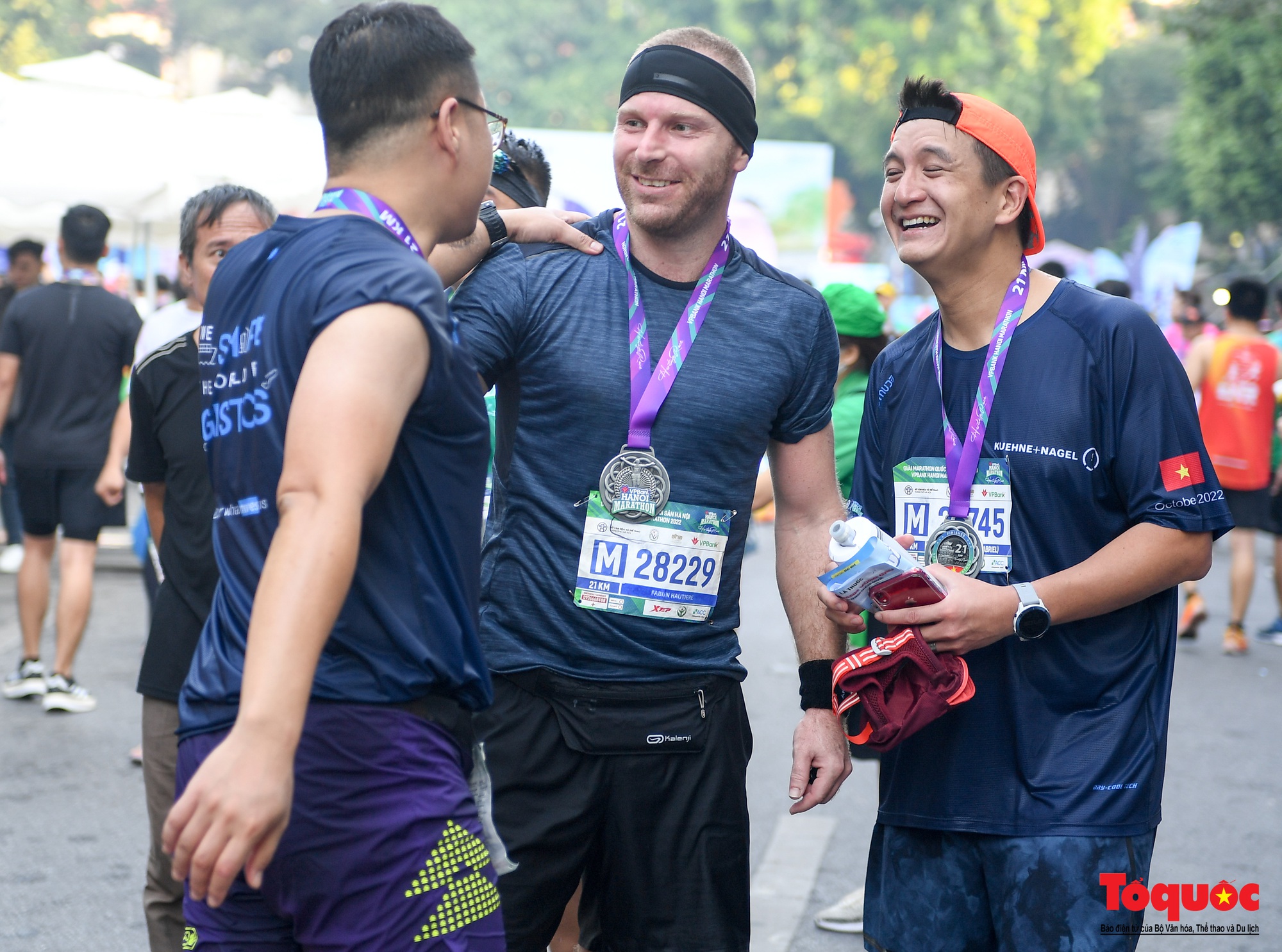 Hàng ngàn VĐV tham dự giải Marathon trong nắng mùa Thu Hà Nội - Ảnh 35.