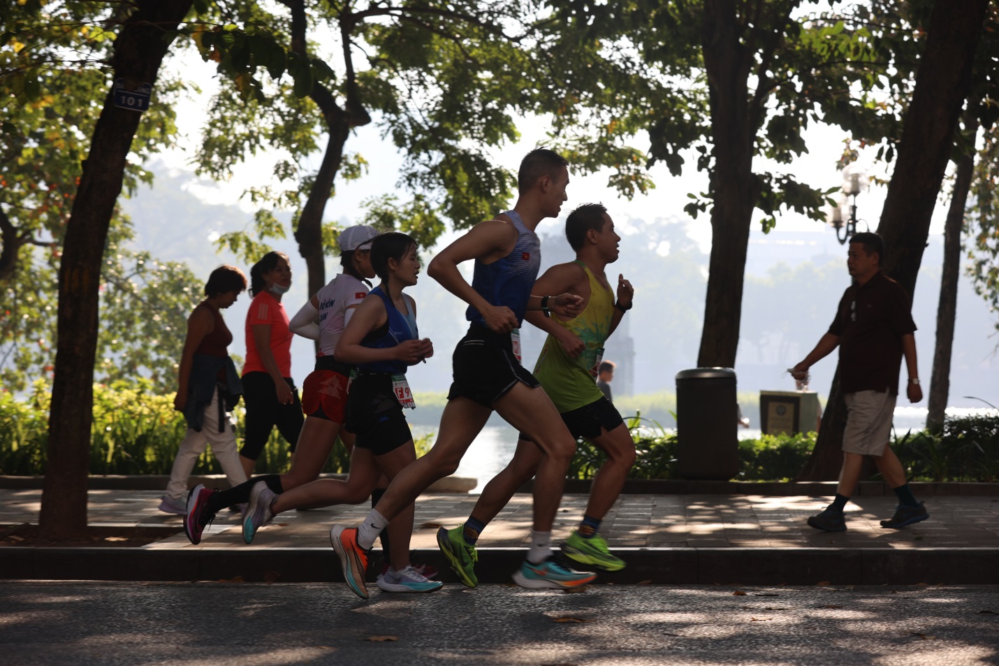 Giải chạy Quốc tế VPBank Hanoi Marathon 2022: cuộc đua bứt tốc ngoạn mục - Ảnh 10.
