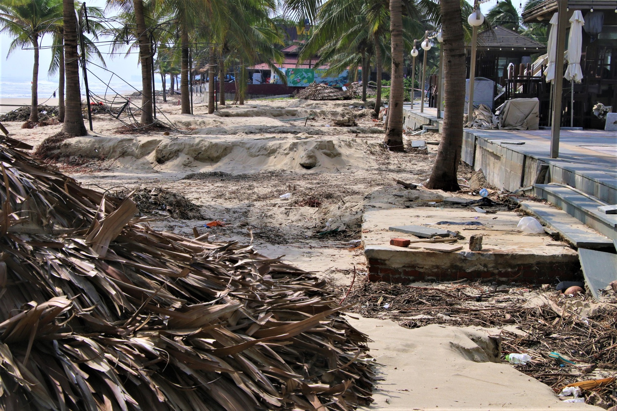 Bờ biển Đà Nẵng sụt lún, tan hoang sau trận ngập lụt lịch sử - Ảnh 13.