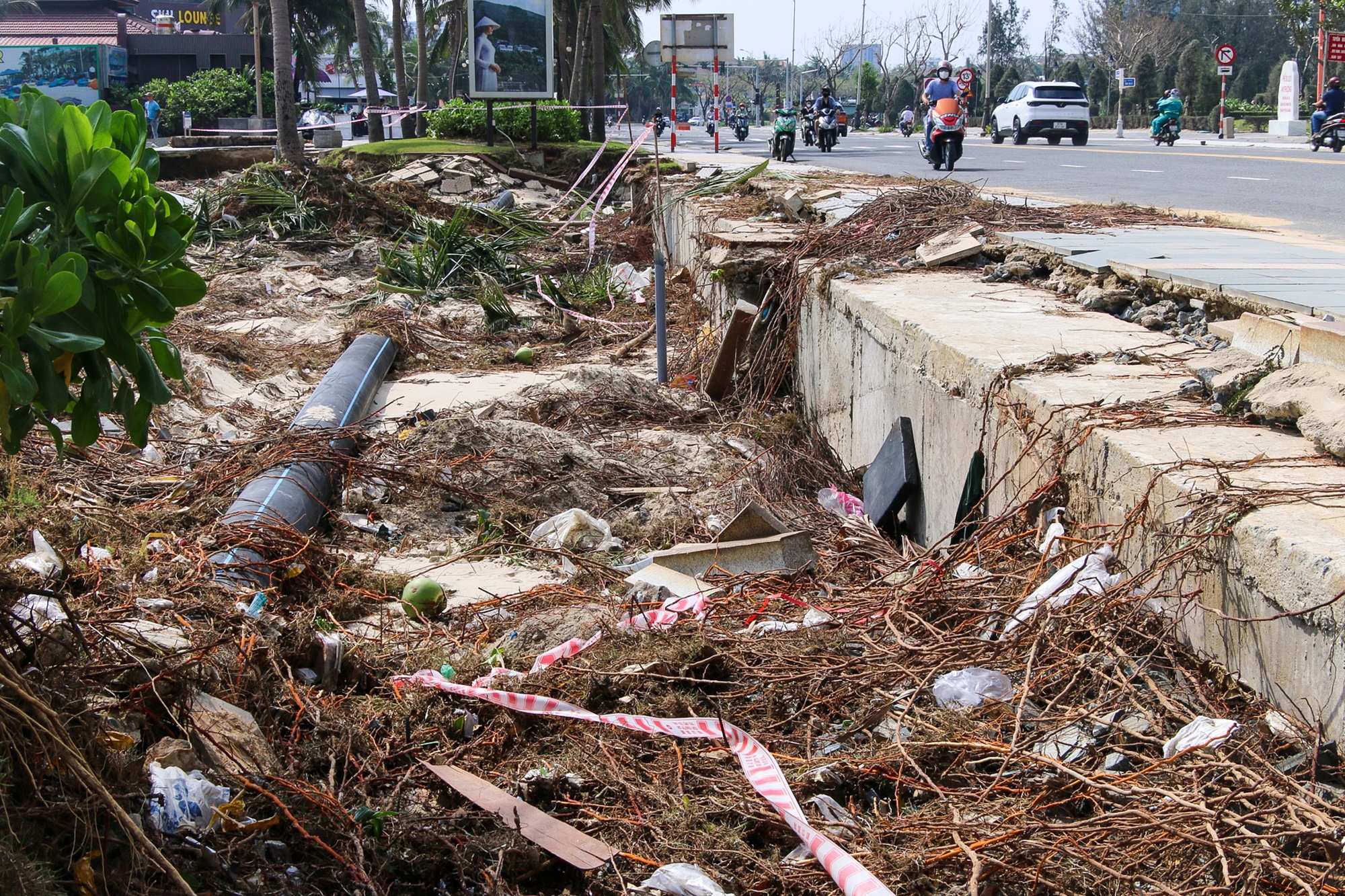 Bờ biển Đà Nẵng sụt lún, tan hoang sau trận ngập lụt lịch sử - Ảnh 18.