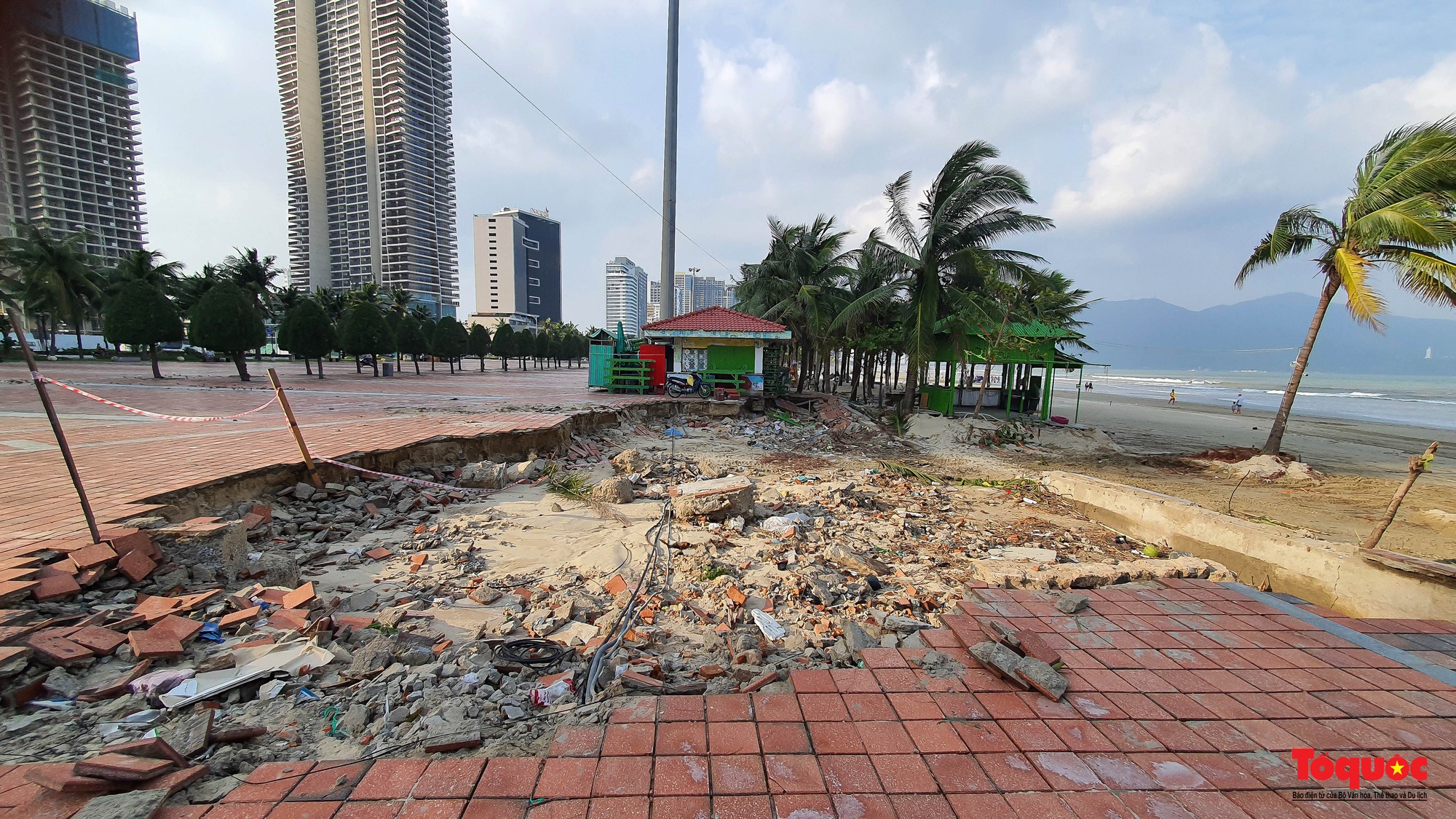 Hình ảnh bờ biển Đà Nẵng sạt lở, sụt lún sau trận mưa lịch sử - Ảnh 1.