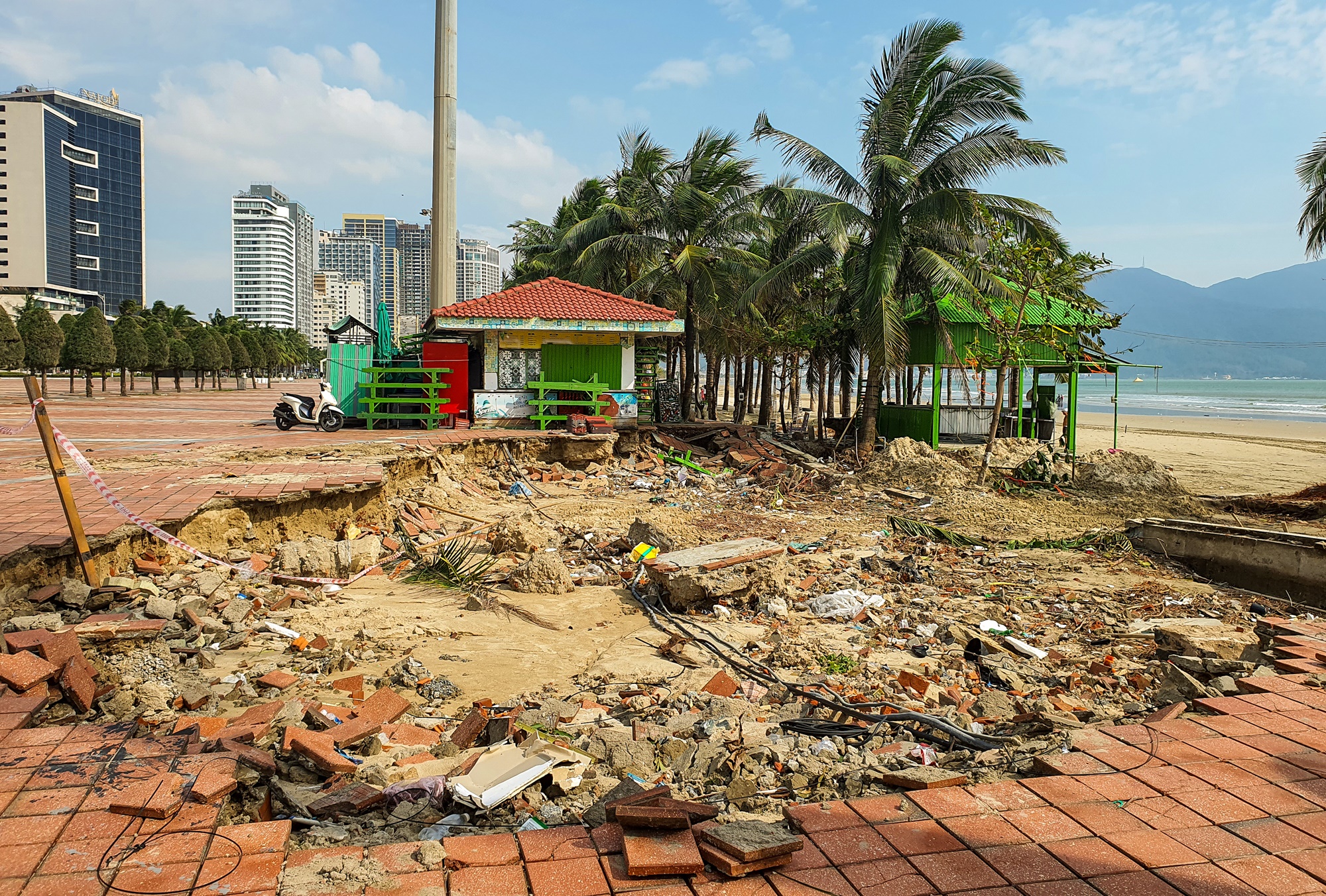 Bờ biển Đà Nẵng sụt lún, tan hoang sau trận ngập lụt lịch sử - Ảnh 8.