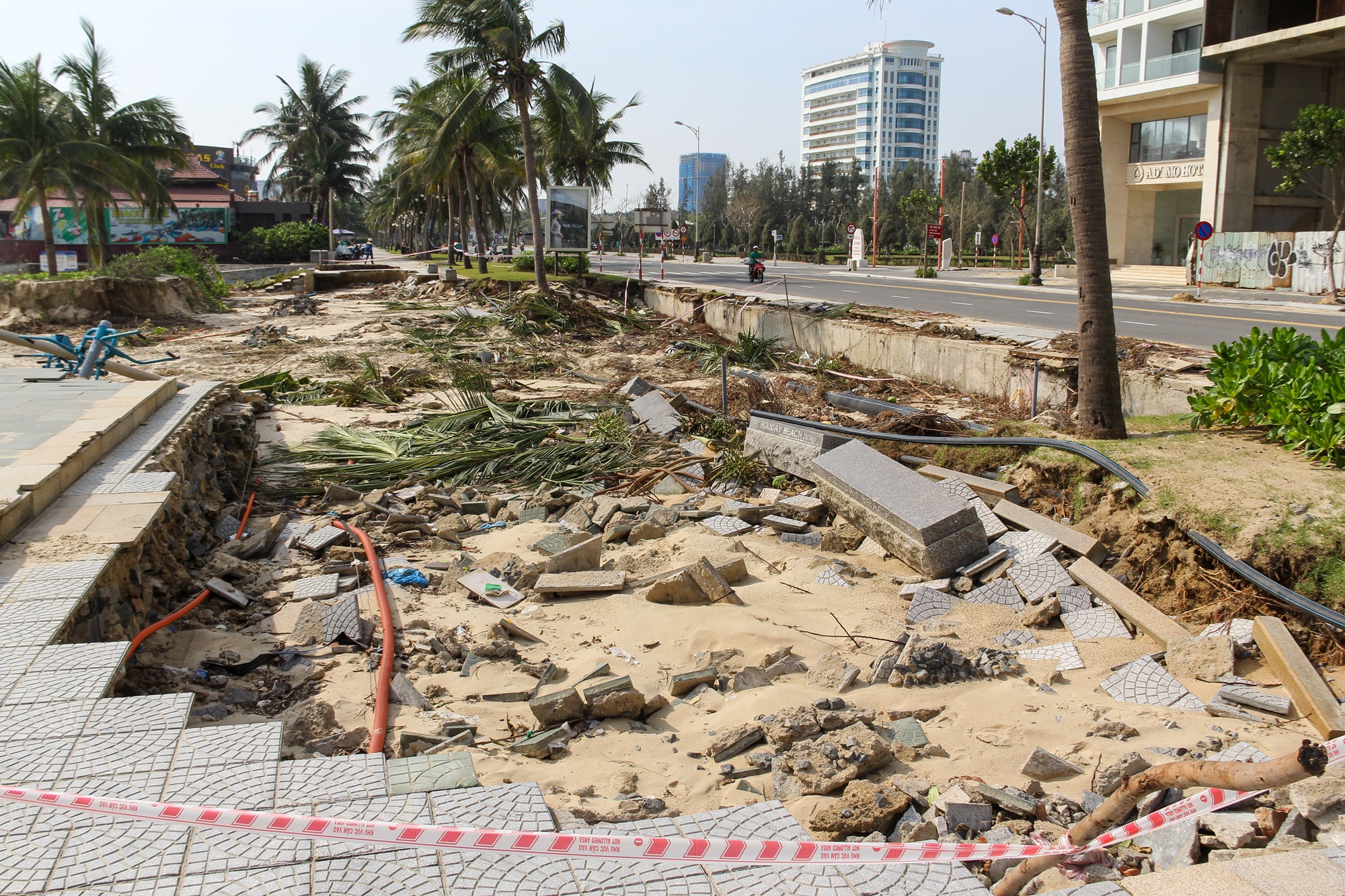 Bờ biển Đà Nẵng sụt lún, tan hoang sau trận ngập lụt lịch sử - Ảnh 3.