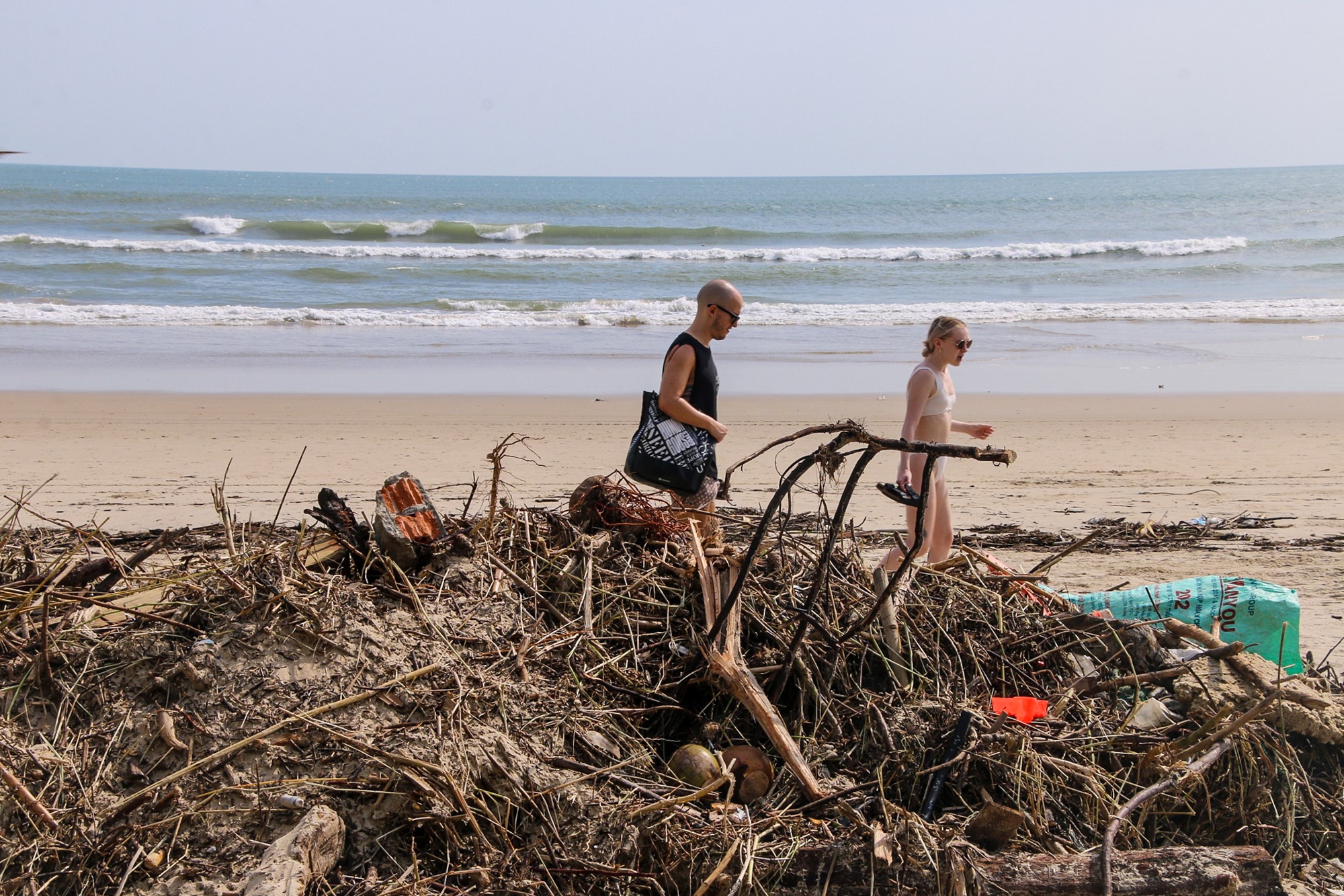 Bờ biển Đà Nẵng sụt lún, tan hoang sau trận ngập lụt lịch sử - Ảnh 17.