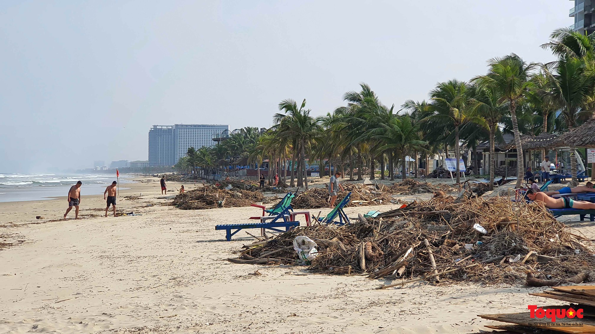 Hình ảnh bờ biển Đà Nẵng sạt lở, sụt lún sau trận mưa lịch sử - Ảnh 17.