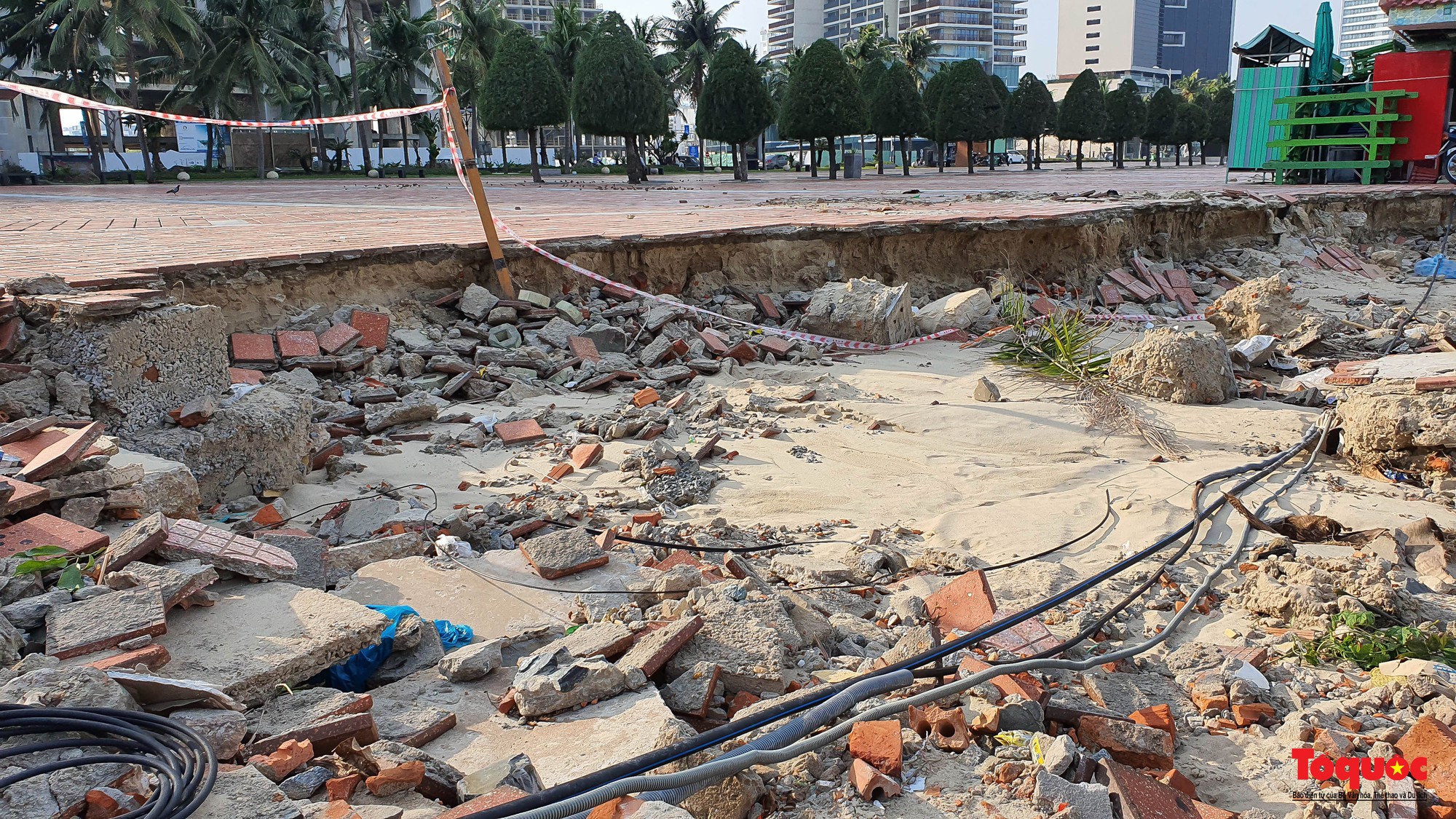 Hình ảnh bờ biển Đà Nẵng sạt lở, sụt lún sau trận mưa lịch sử - Ảnh 2.