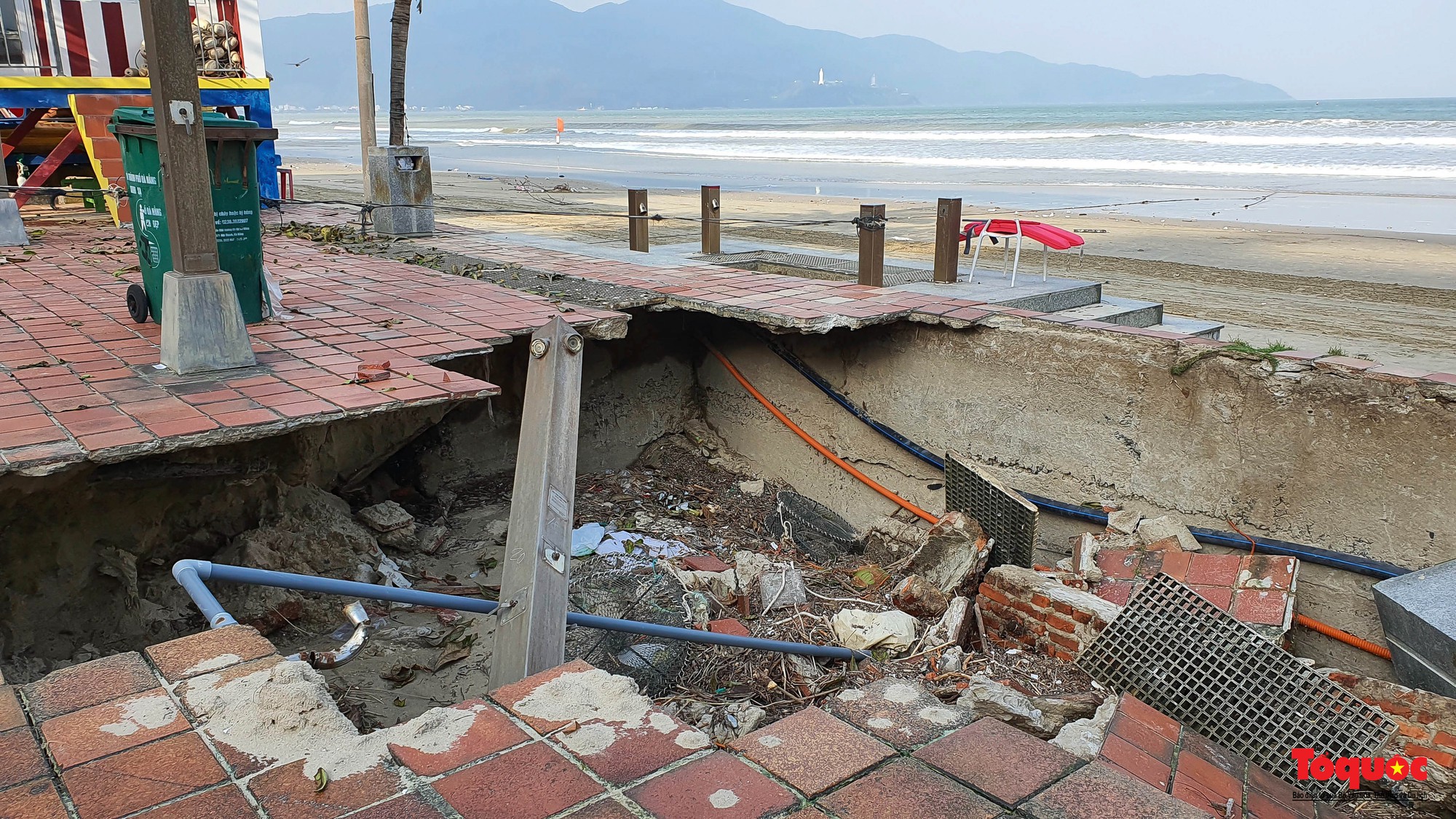 Hình ảnh bờ biển Đà Nẵng sạt lở, sụt lún sau trận mưa lịch sử - Ảnh 4.