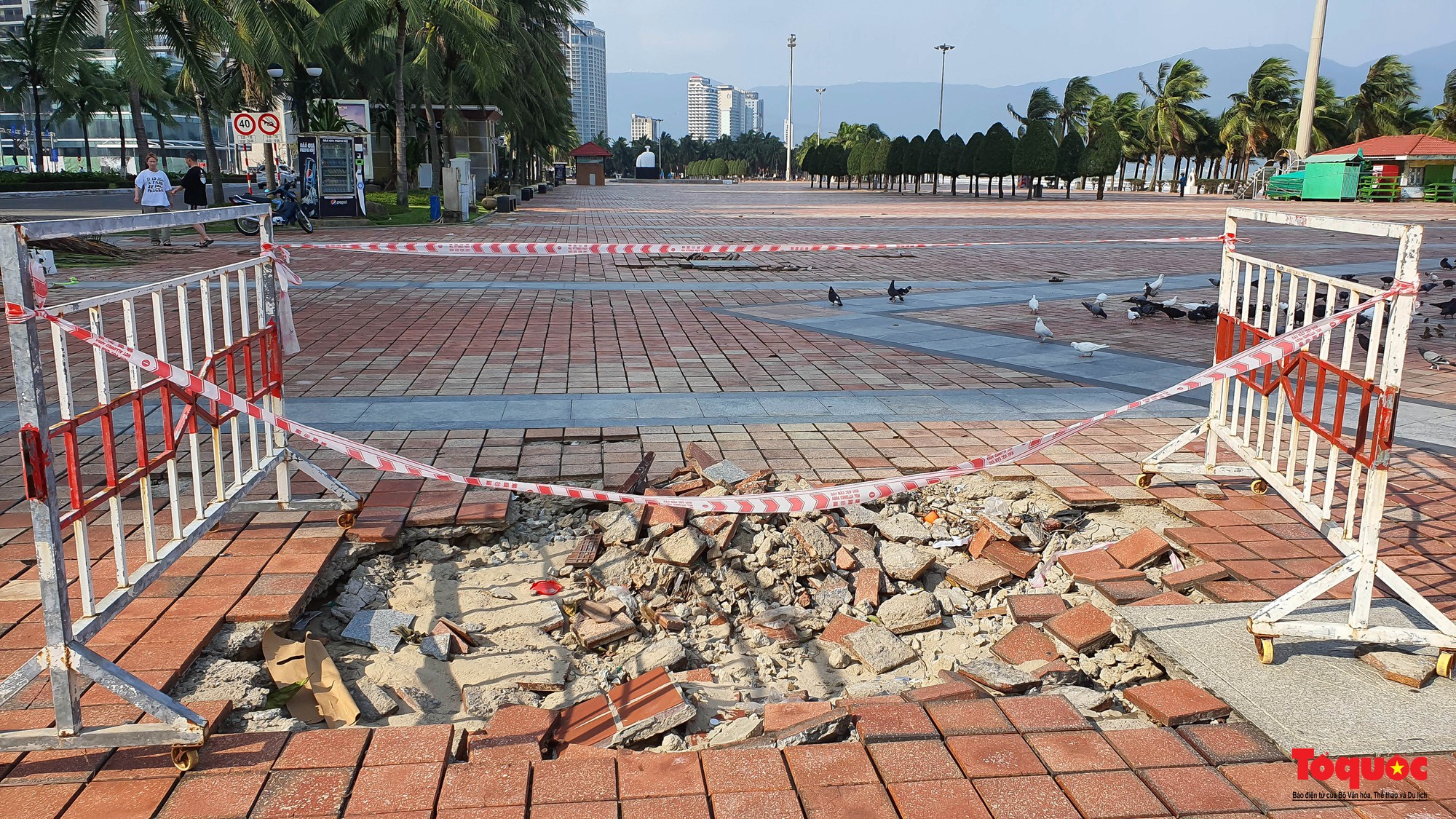 Hình ảnh bờ biển Đà Nẵng sạt lở, sụt lún sau trận mưa lịch sử - Ảnh 16.