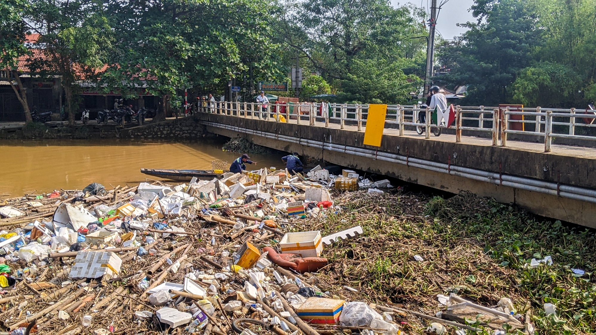 Thừa Thiên Huế: Dồn sức dọn dẹp rác thải, bùn đất dồn ứ sau lũ - Ảnh 2.