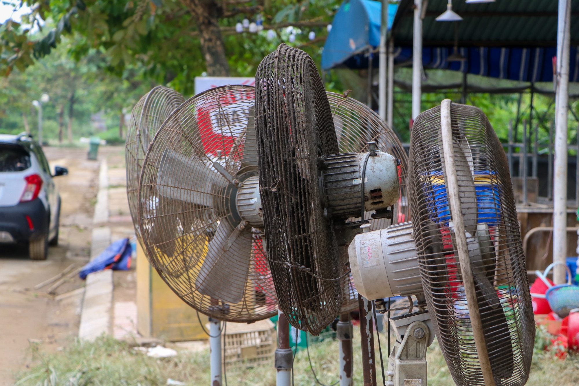 Thừa Thiên Huế: Dồn sức dọn dẹp rác thải, bùn đất dồn ứ sau lũ - Ảnh 7.