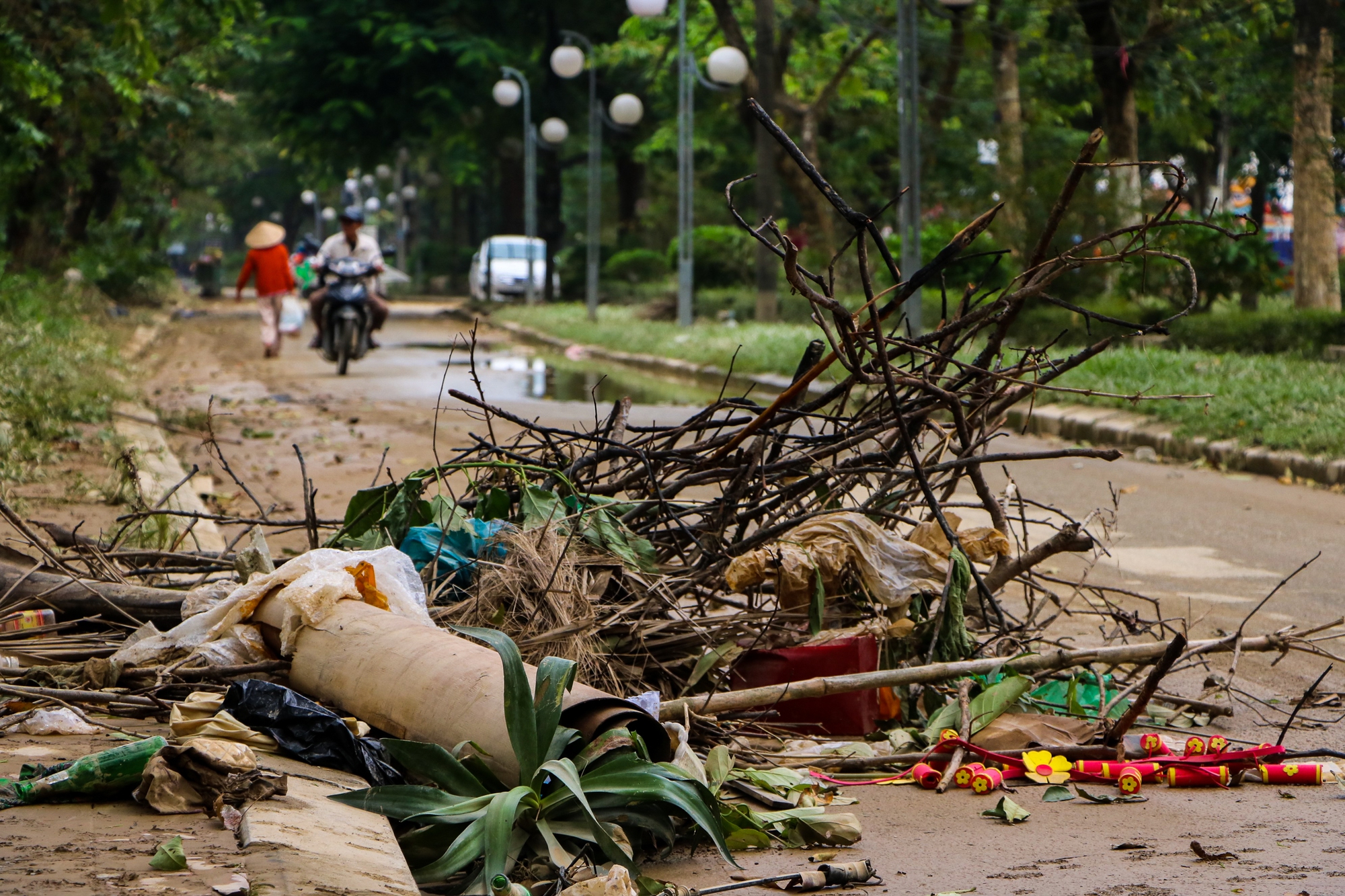 Thừa Thiên Huế: Dồn sức dọn dẹp rác thải, bùn đất dồn ứ sau lũ - Ảnh 5.