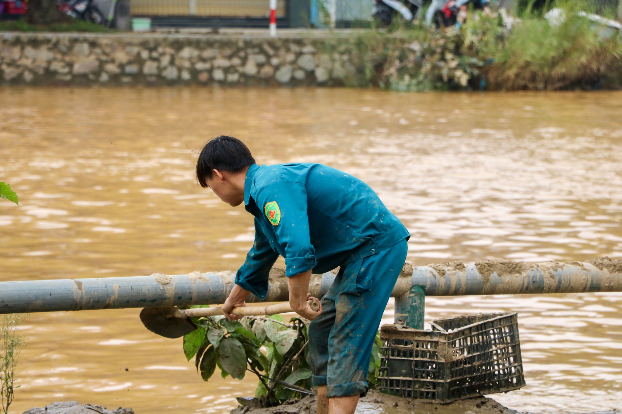 Thừa Thiên Huế: Dồn sức dọn dẹp rác thải, bùn đất dồn ứ sau lũ - Ảnh 13.