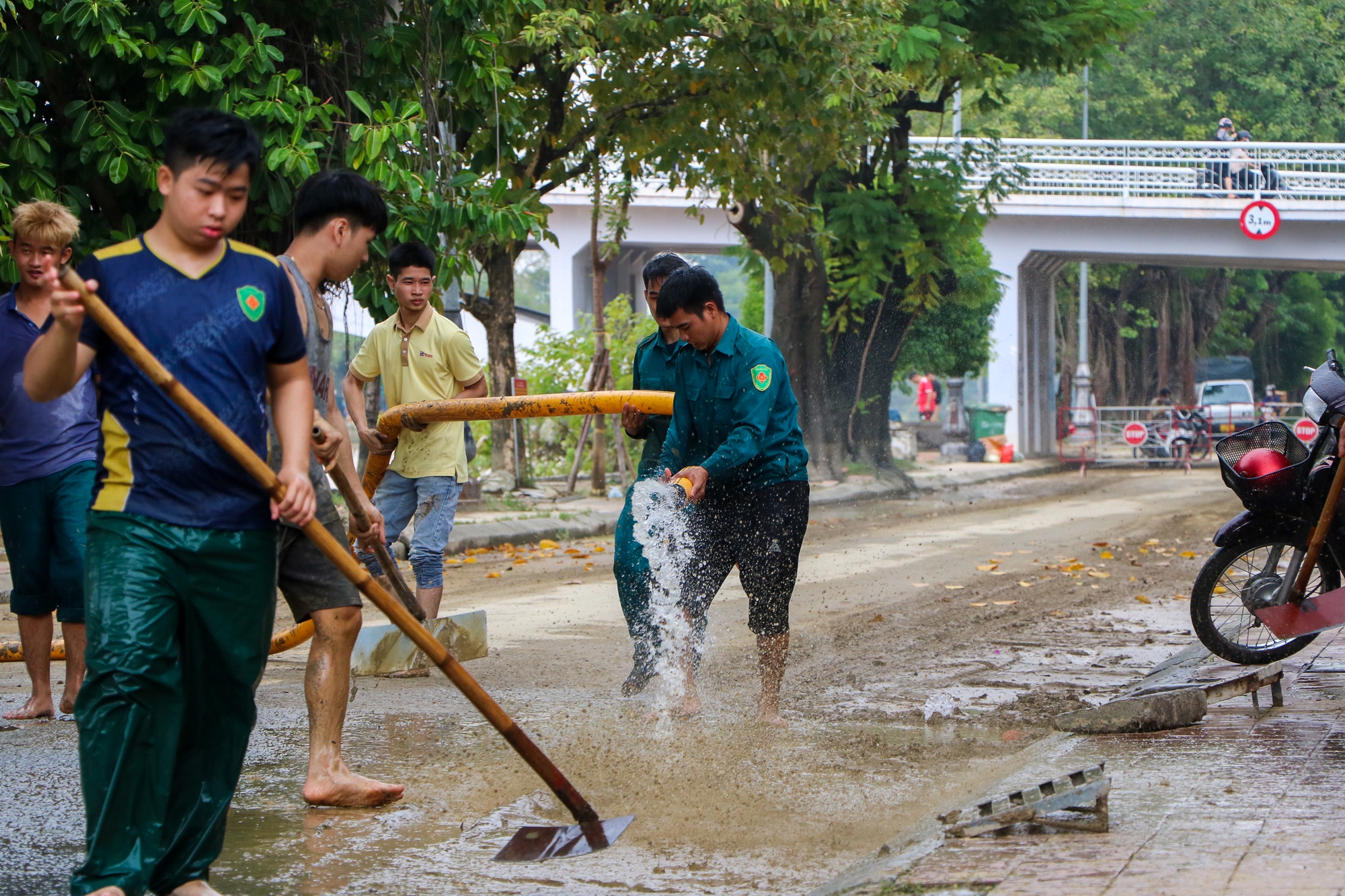 Thừa Thiên Huế: Dồn sức dọn dẹp rác thải, bùn đất dồn ứ sau lũ - Ảnh 11.