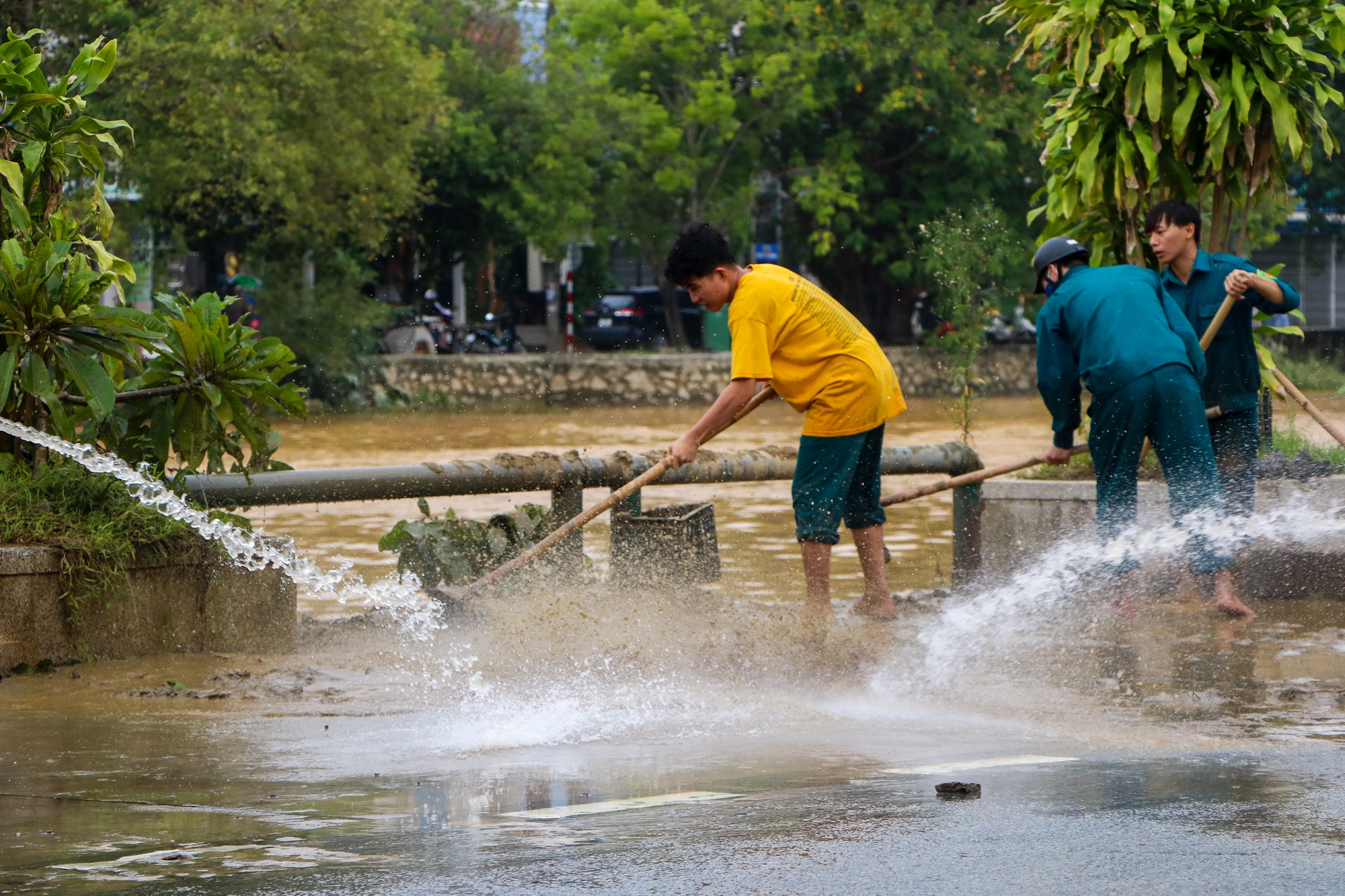 Thừa Thiên Huế: Dồn sức dọn dẹp rác thải, bùn đất dồn ứ sau lũ - Ảnh 10.