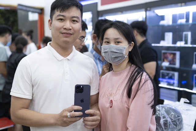 iPhone 14 Pro Max màu tím “cháy hàng”, khách Việt có thể phải chờ cả tháng để nhận hàng - Ảnh 1.