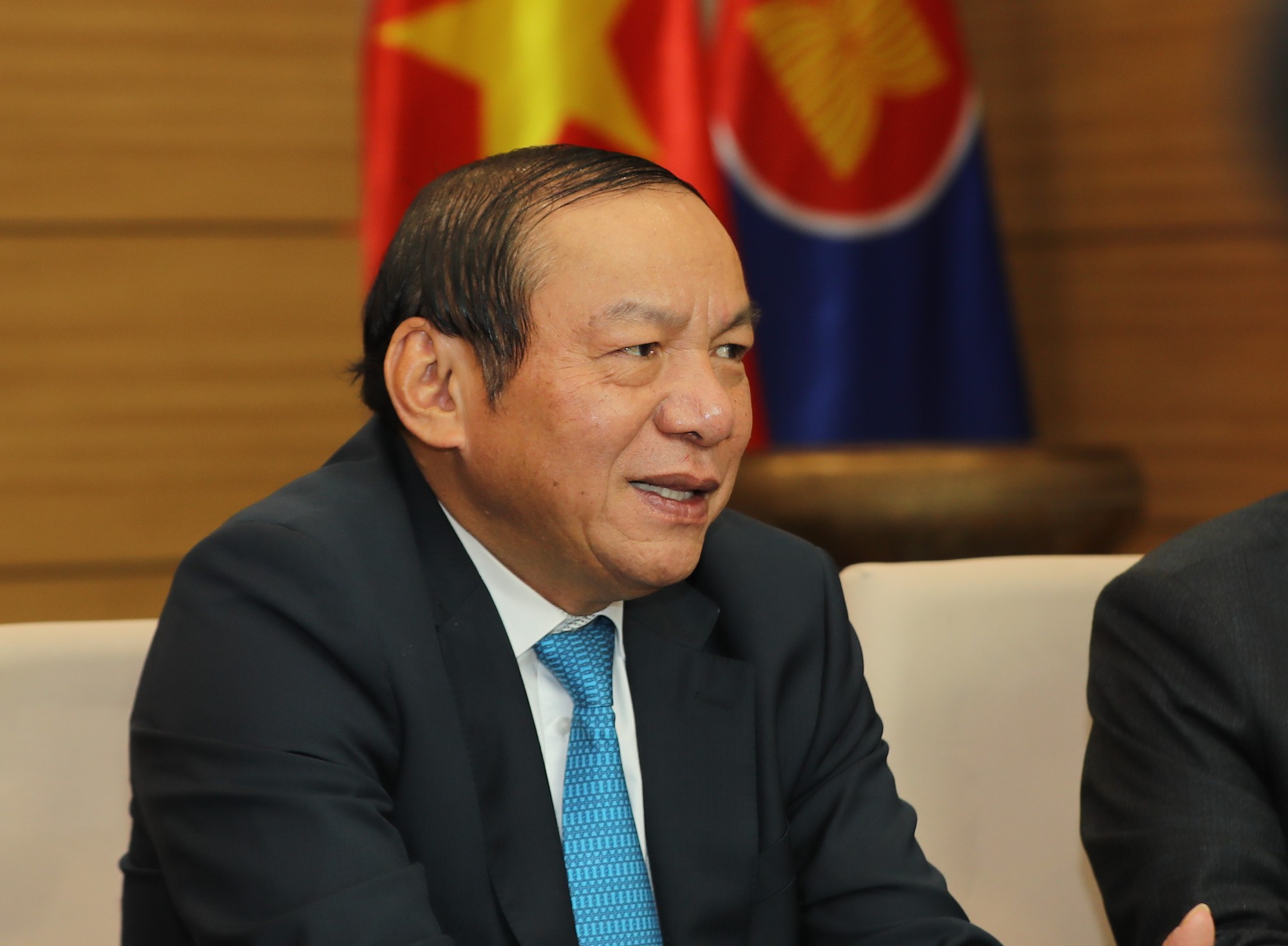 Bộ trưởng Nguyễn Văn Hùng thăm và làm việc tại Đại sứ quán Việt Nam tại Hàn Quốc - Ảnh 2.