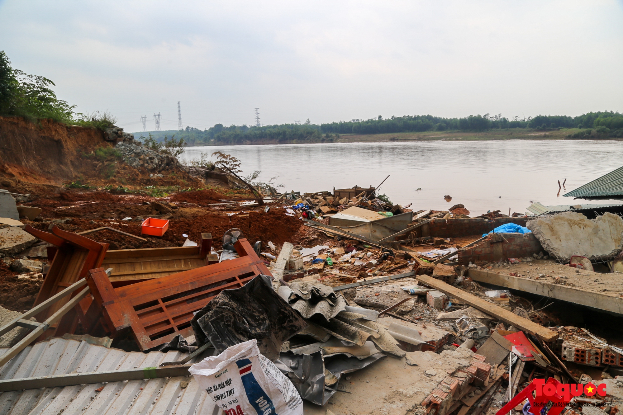 Hiện trường kinh hoàng sạt lở bờ sông làm sập nhiều nhà dân tại Quảng Trị - Ảnh 6.