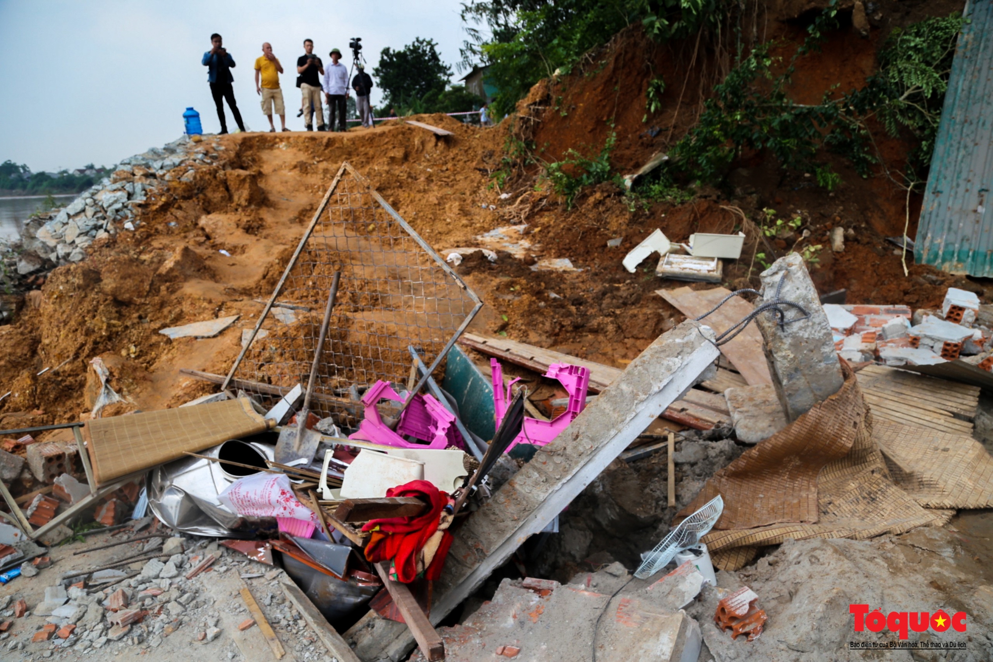 Hiện trường kinh hoàng sạt lở bờ sông làm sập nhiều nhà dân tại Quảng Trị - Ảnh 8.