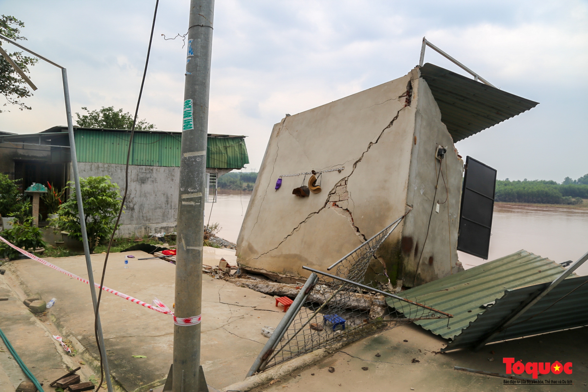 Hiện trường kinh hoàng sạt lở bờ sông làm sập nhiều nhà dân tại Quảng Trị - Ảnh 2.
